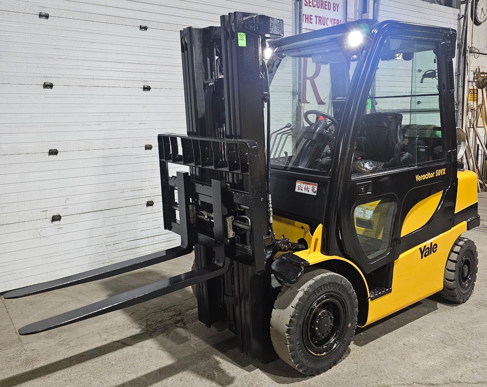 2018 Yale 5,000lbs Capacity LPG (Propane) OUTDOOR Forklift sideshift positioner with Full cab (no - Image 4 of 7