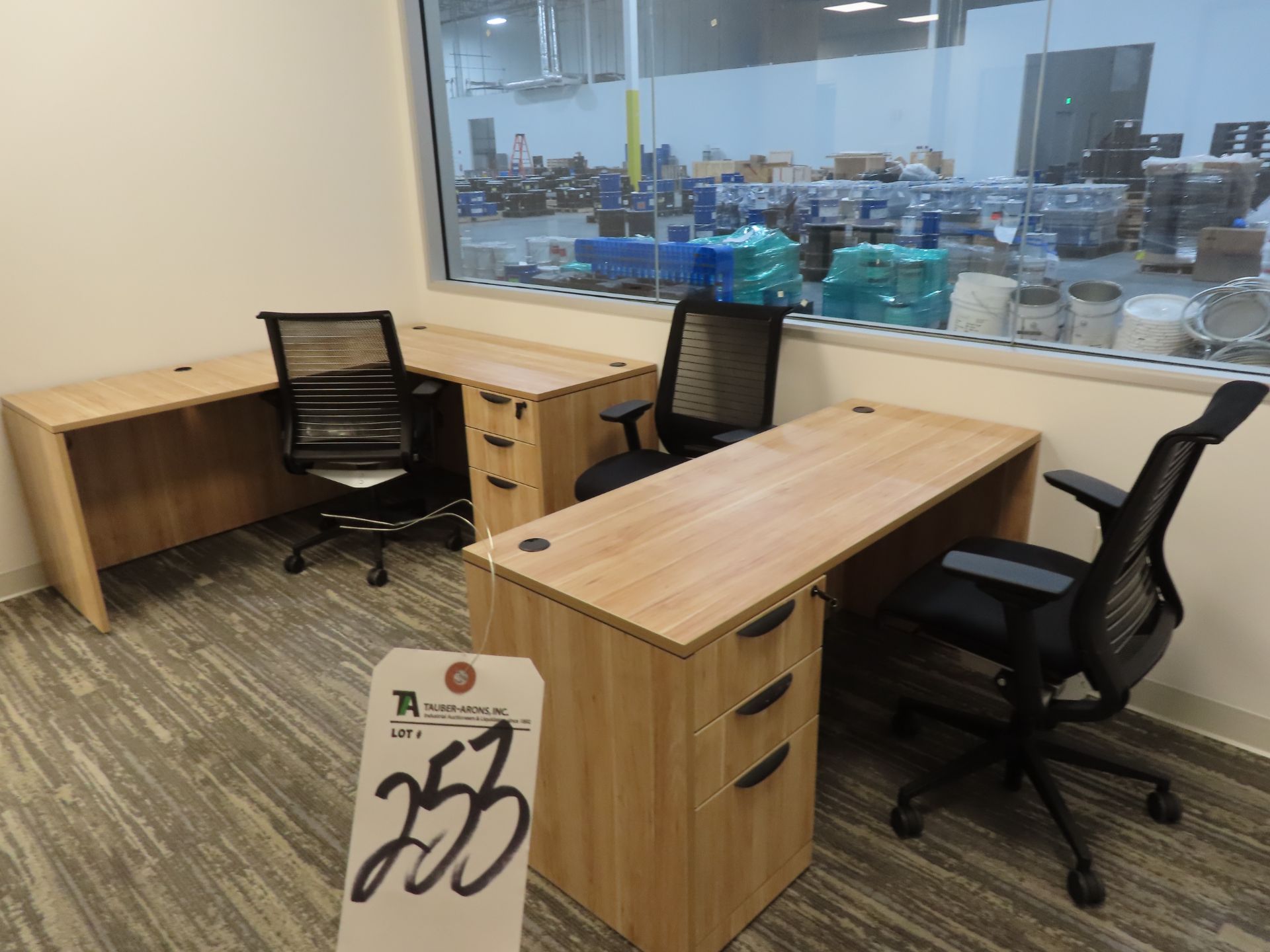 (Lot) Office Furniture in Room