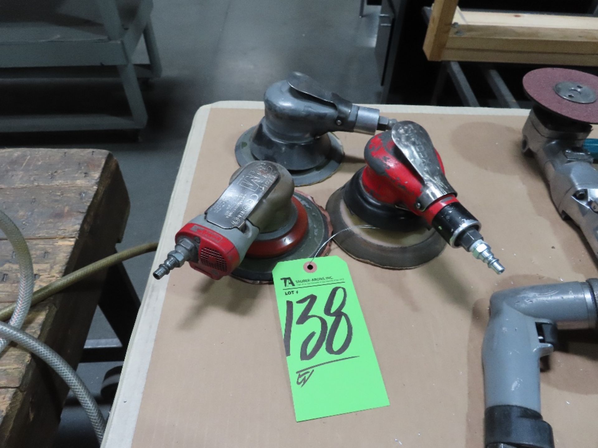 (Lot) Pneu. Palm Sander