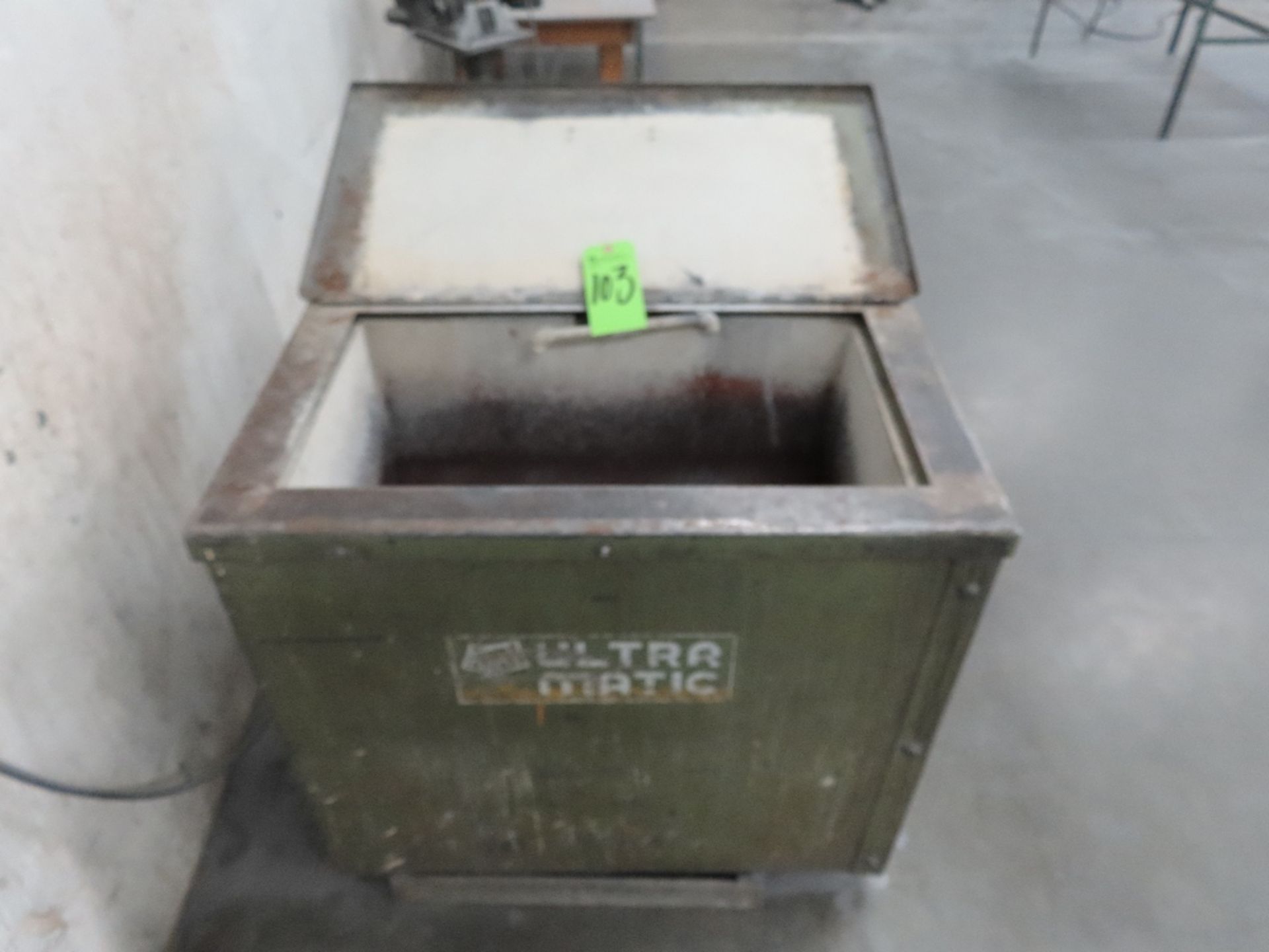 Ultramatic Vibratory Finisher