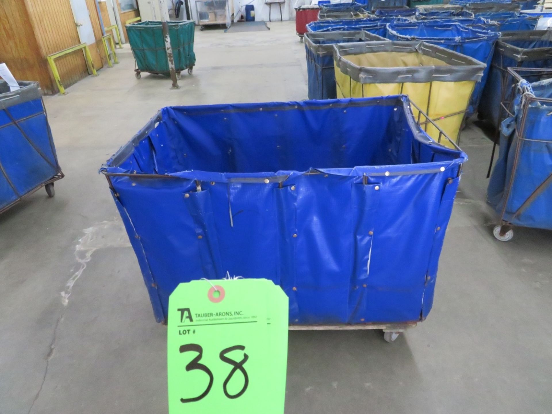 (Lot) (15) Push Carts