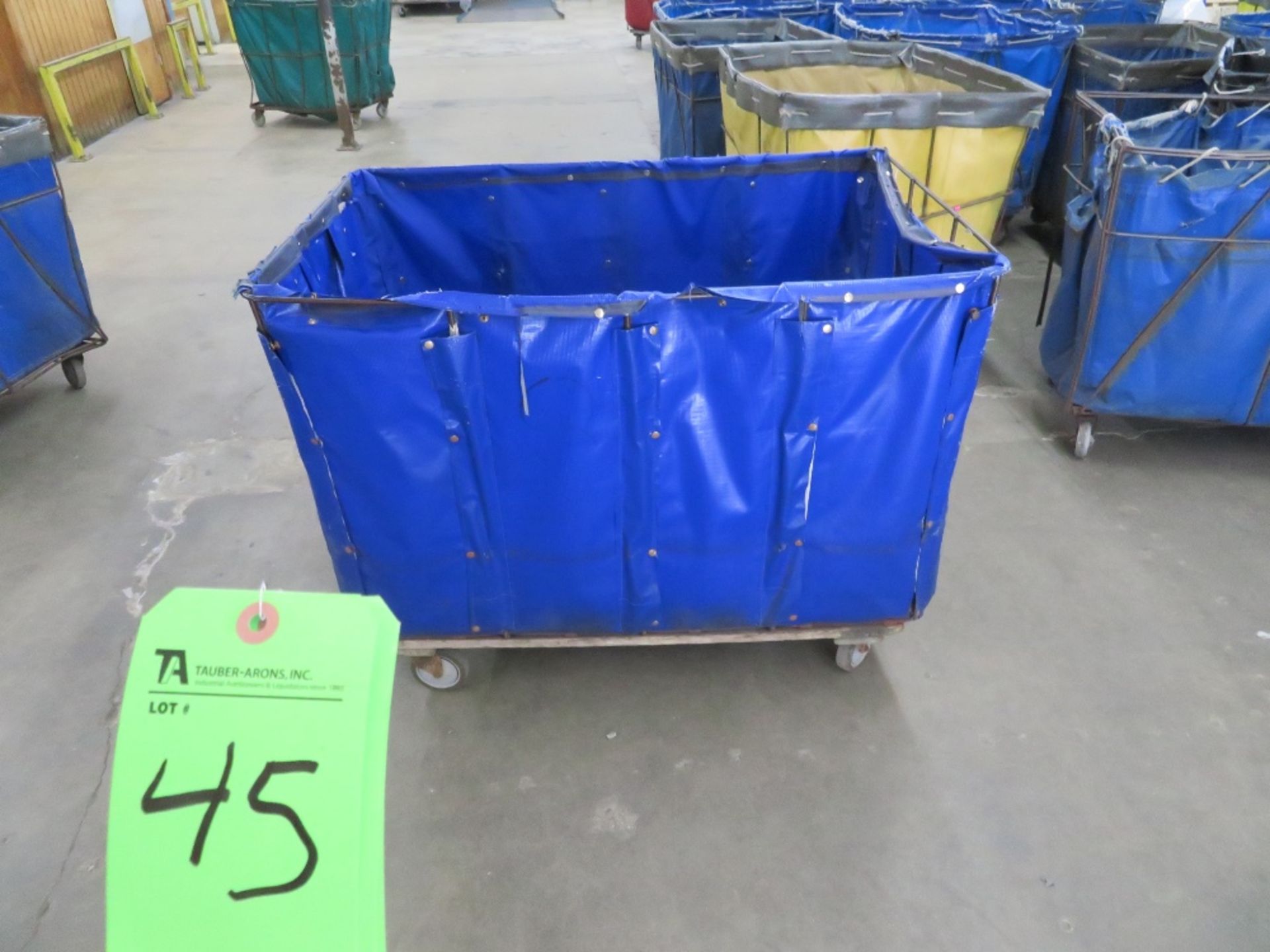 (Lot) (15) Push Carts