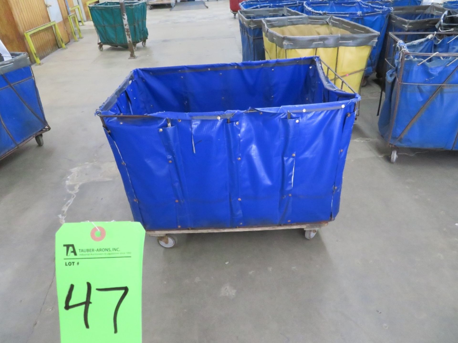 (Lot) (15) Push Carts