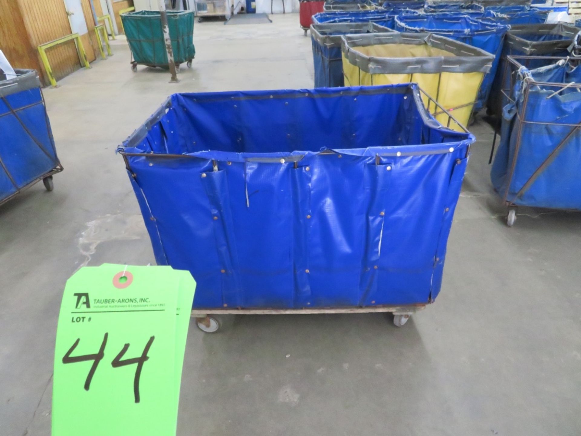 (Lot) (15) Push Carts