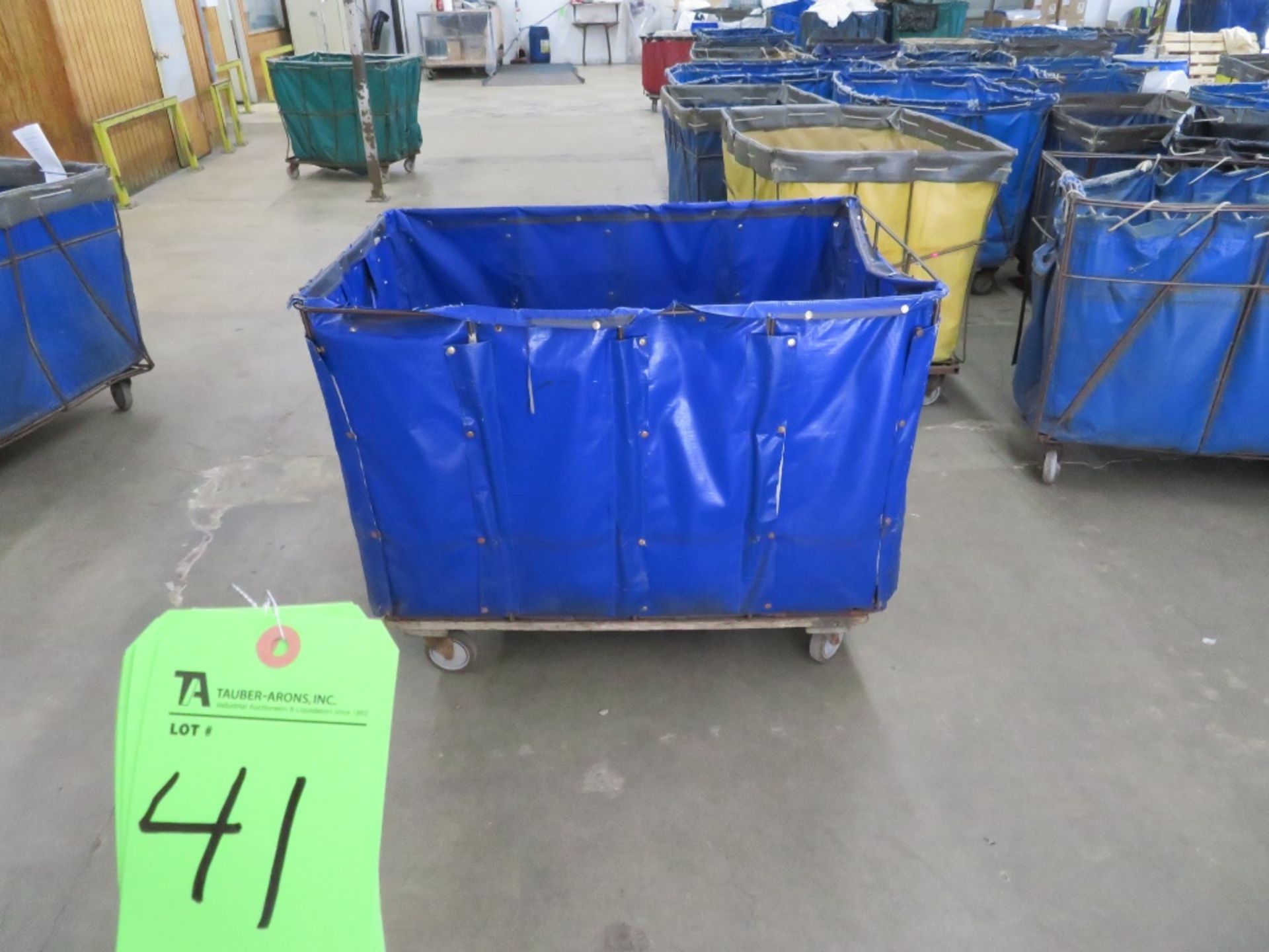 (Lot) (15) Push Carts