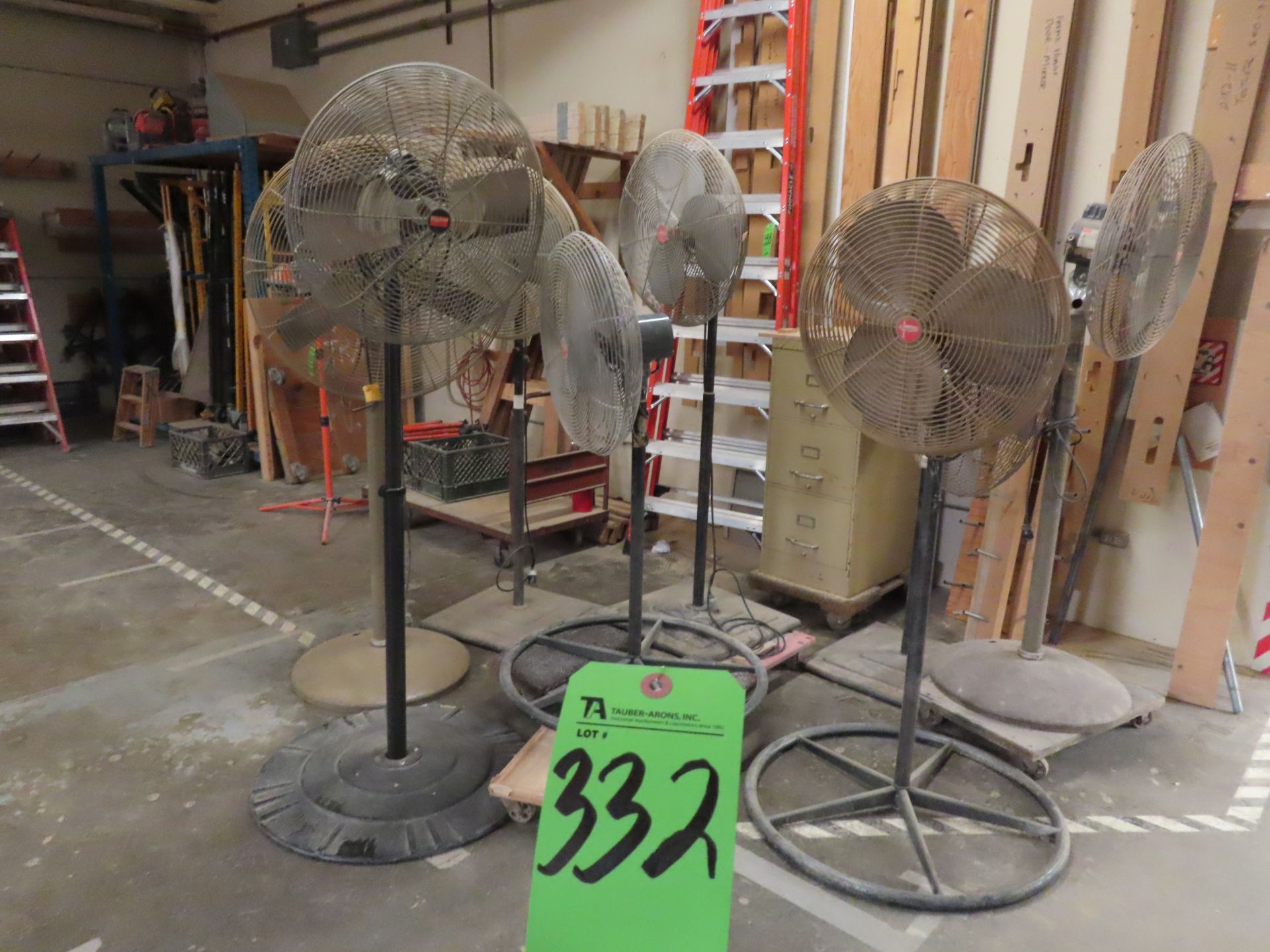 (Lot) Pedestal Fans