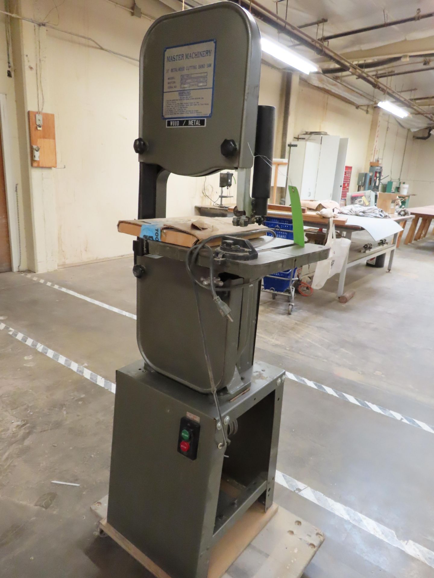 Master Machinery 14'' Vertical Band Saw - Image 2 of 2