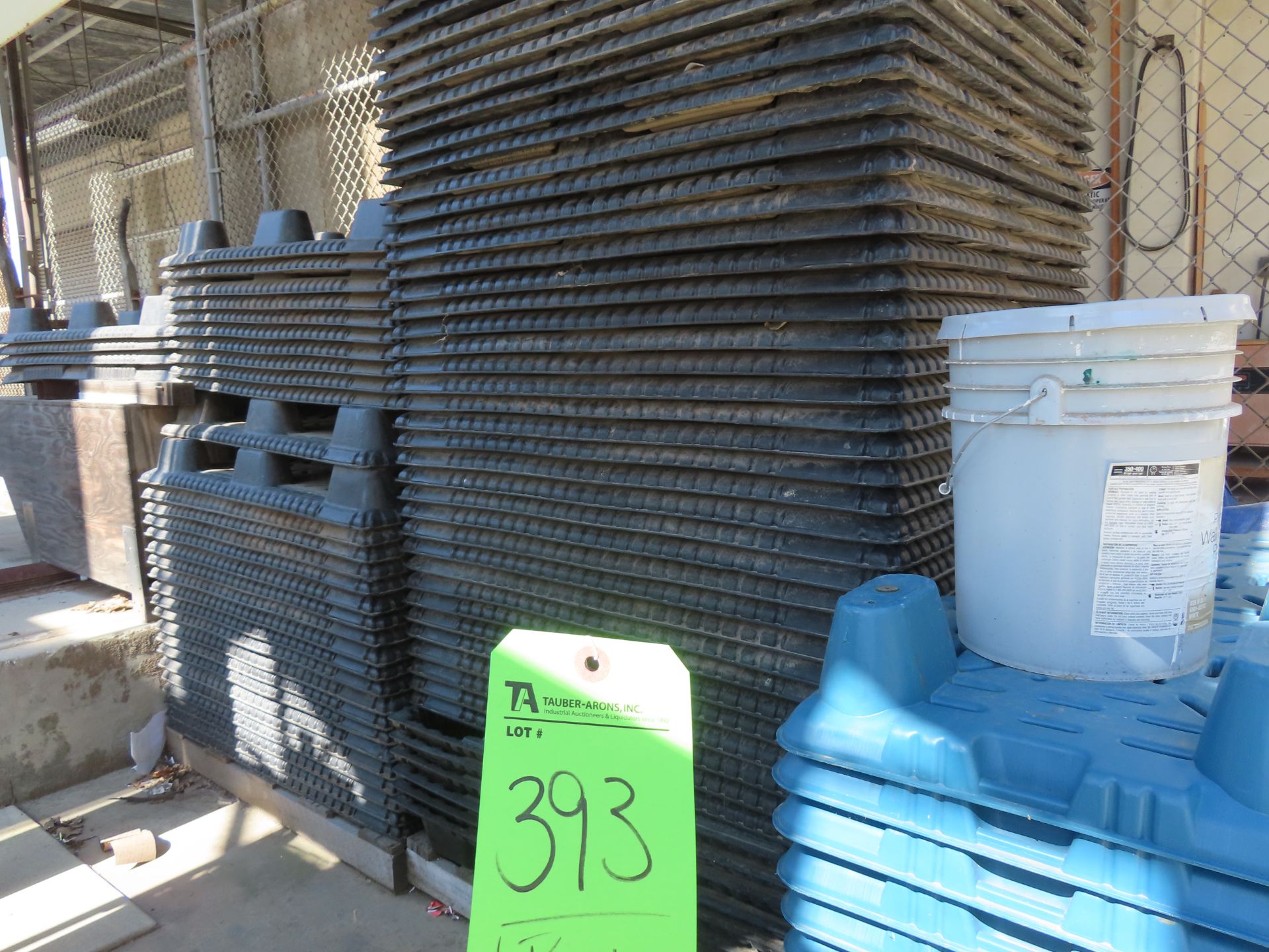 (Lot) Plastic Pallets