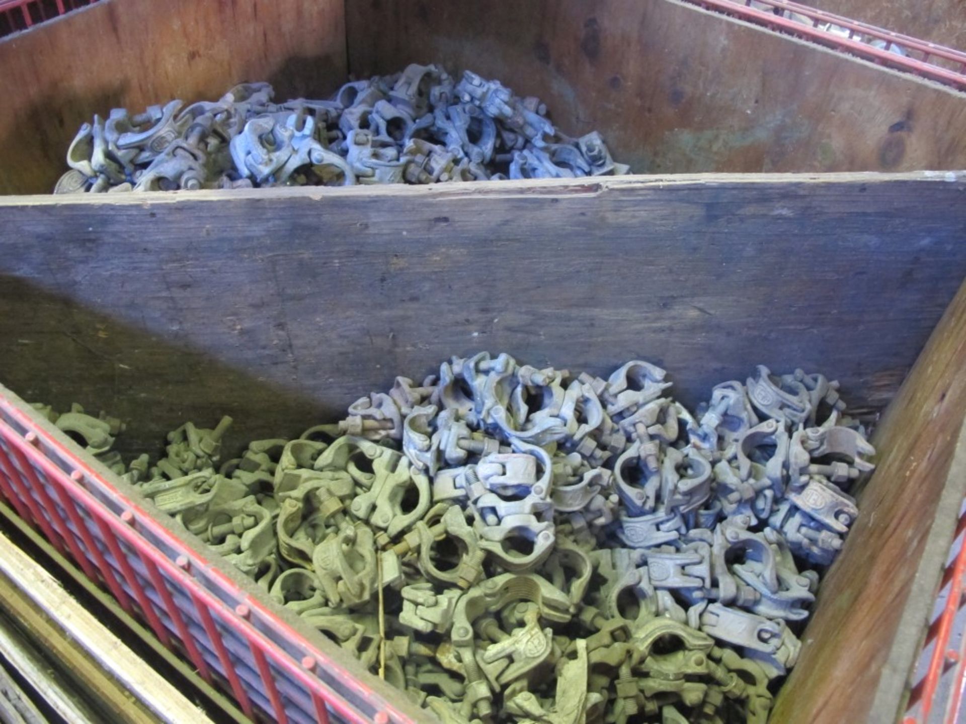 Lot Including: (850) Swivel Clamp (Waco #401 - Weight 2550); (700) Rigid Clamp (Waco #402 - Weight