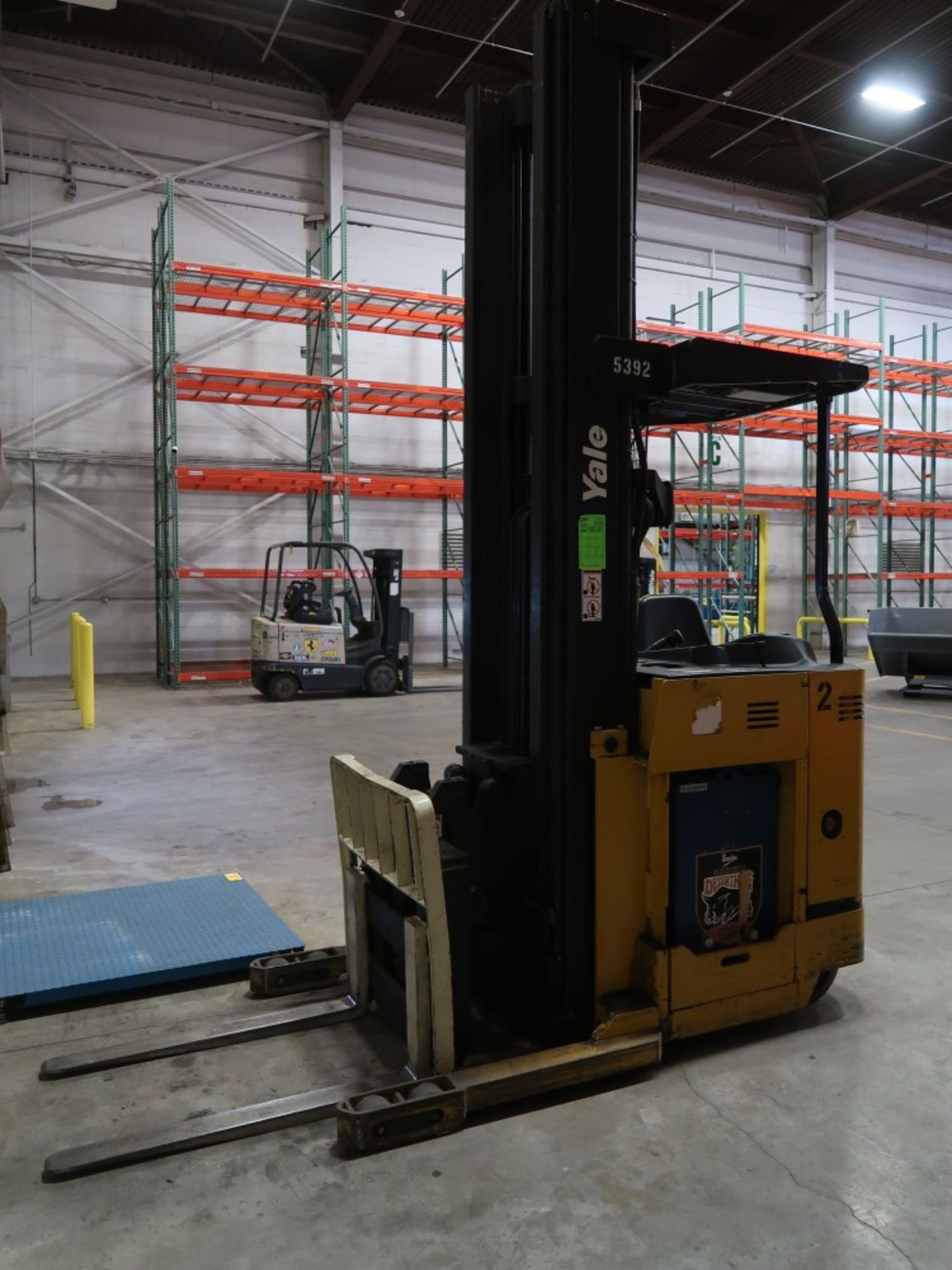 Yale Model NDR030GANL36TE138 Electric Stand Up Reach Truck S/N A861N01568X, 3,000 Lb Cap, Max Height - Image 4 of 7