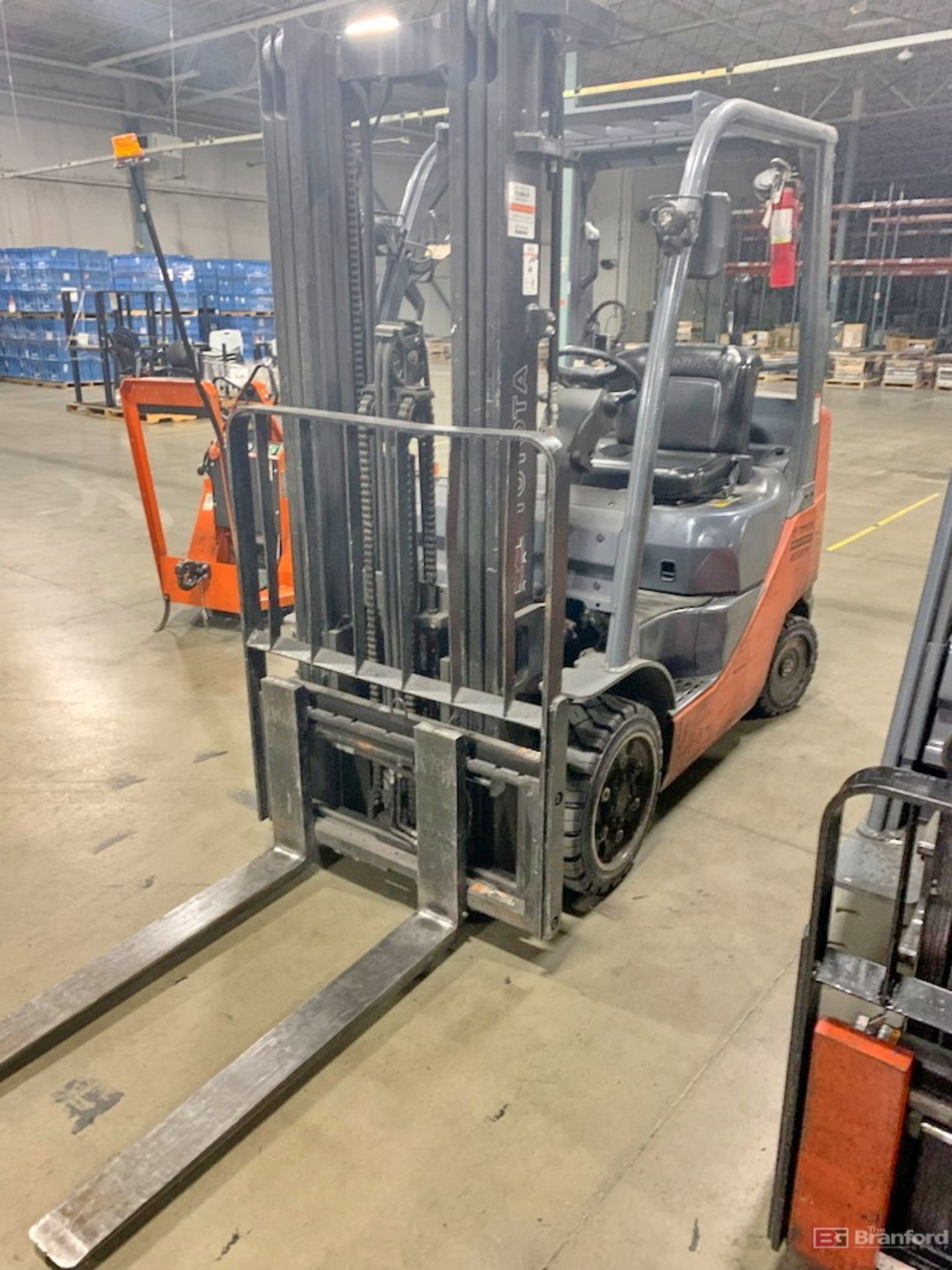 Toyota 4500-Lb Cap. Model 8FGCU25 Forklift - Image 2 of 6