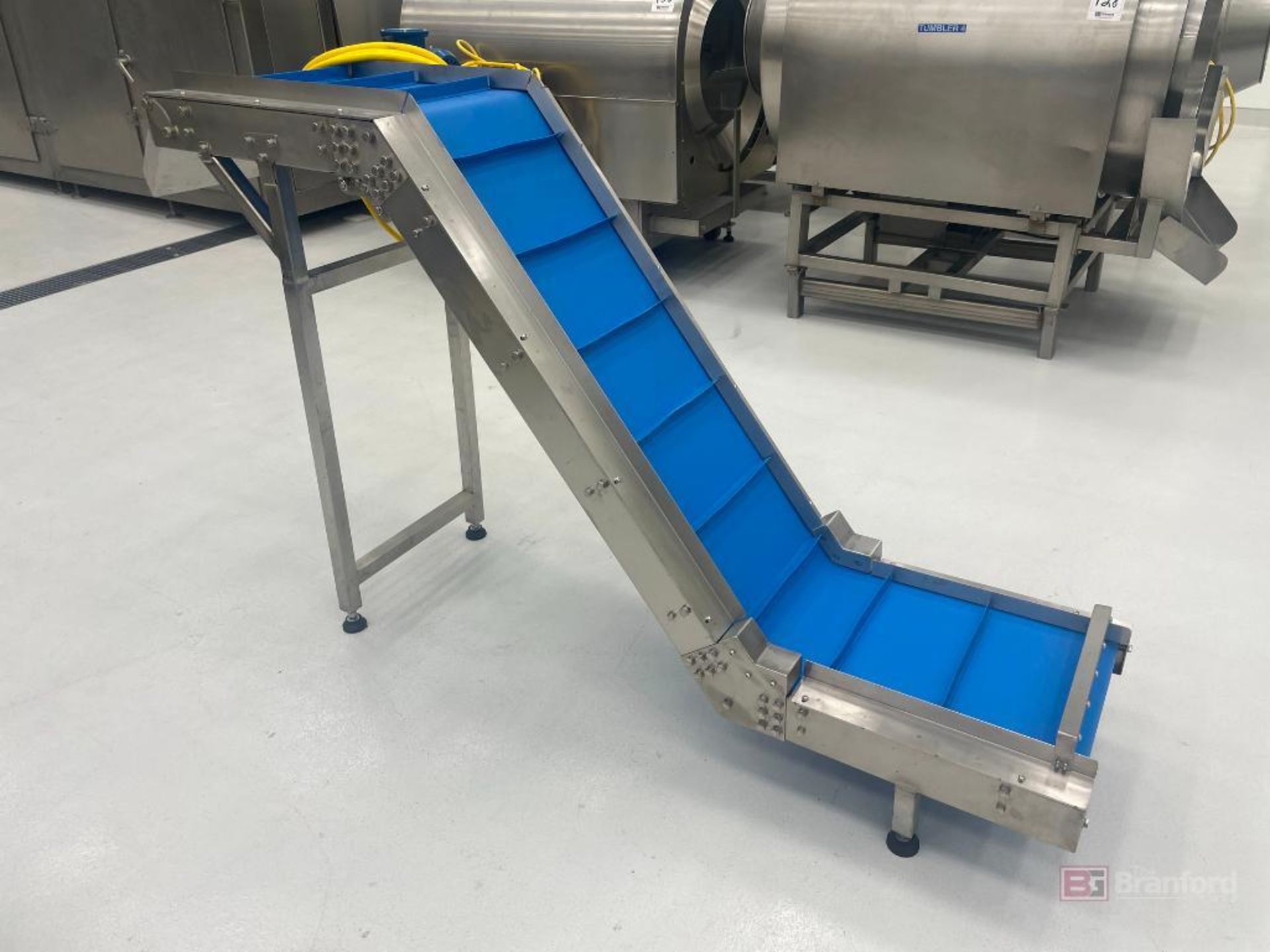 Automatic cleated power conveyer w/ incline - Image 2 of 5