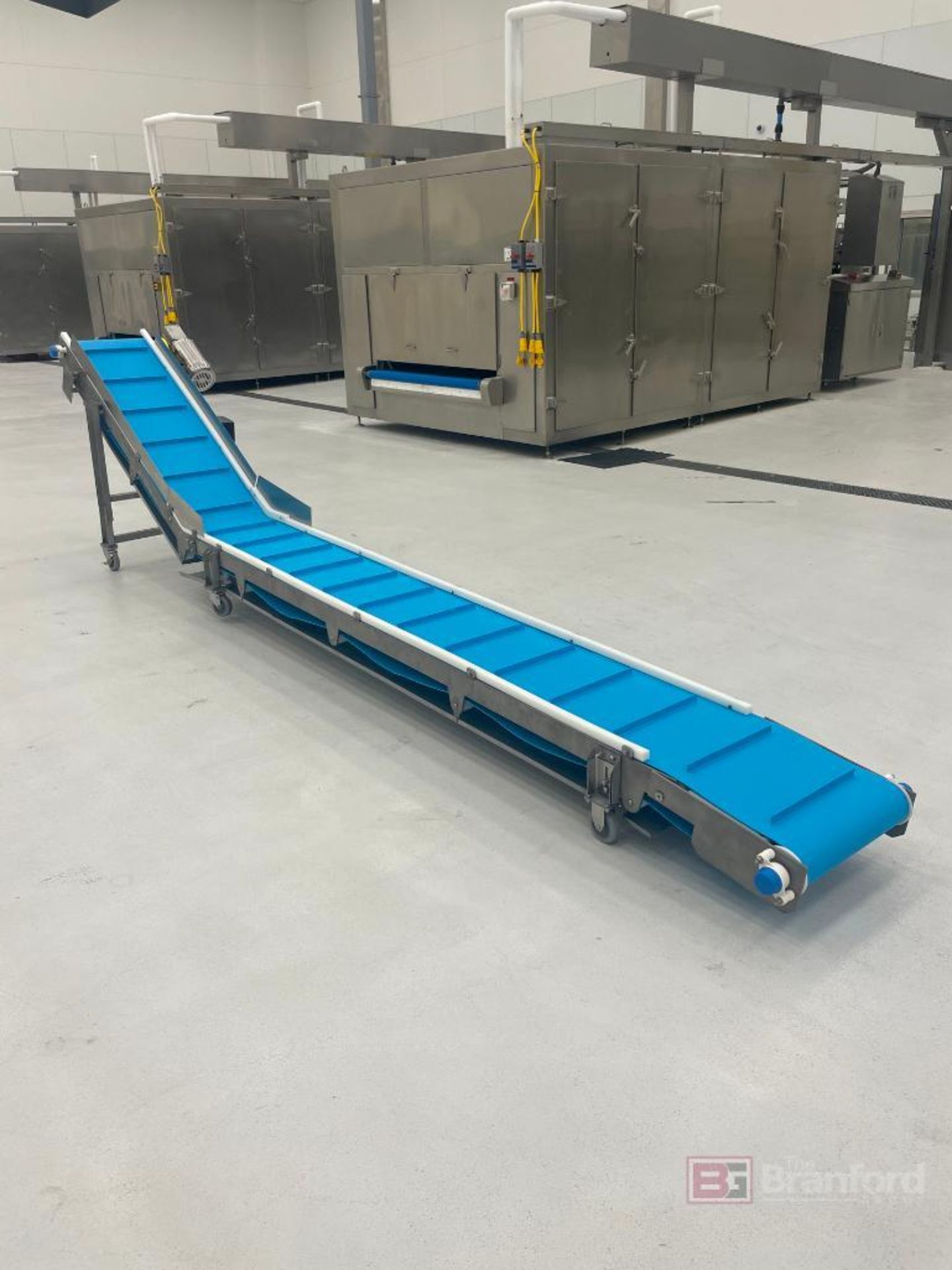 Portable Automatic cleated power conveyer w/ incline - Image 2 of 3