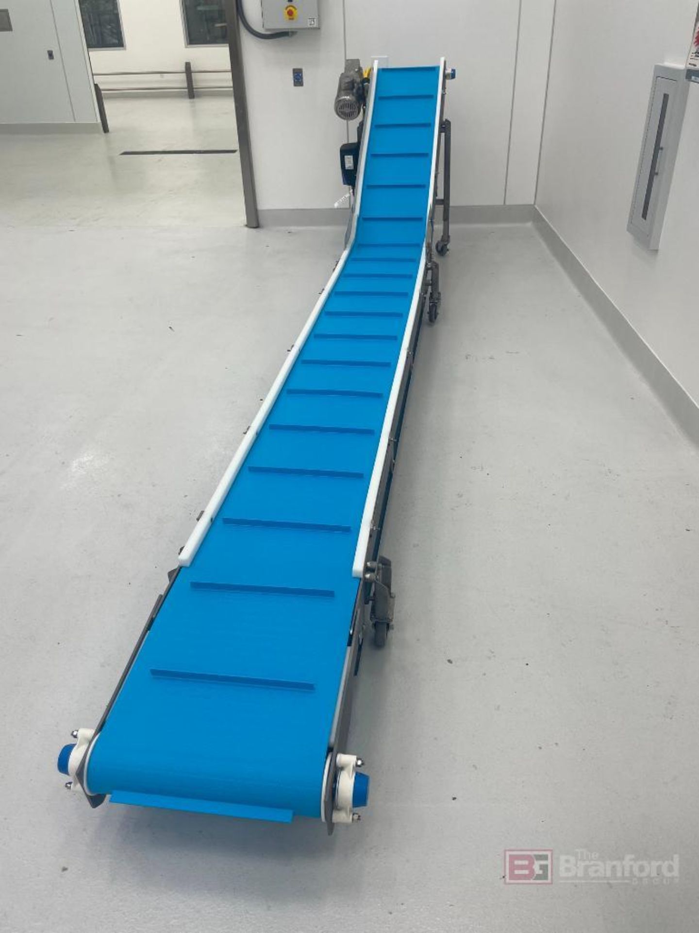 Portable Automatic cleated power conveyer w/ incline - Image 2 of 5