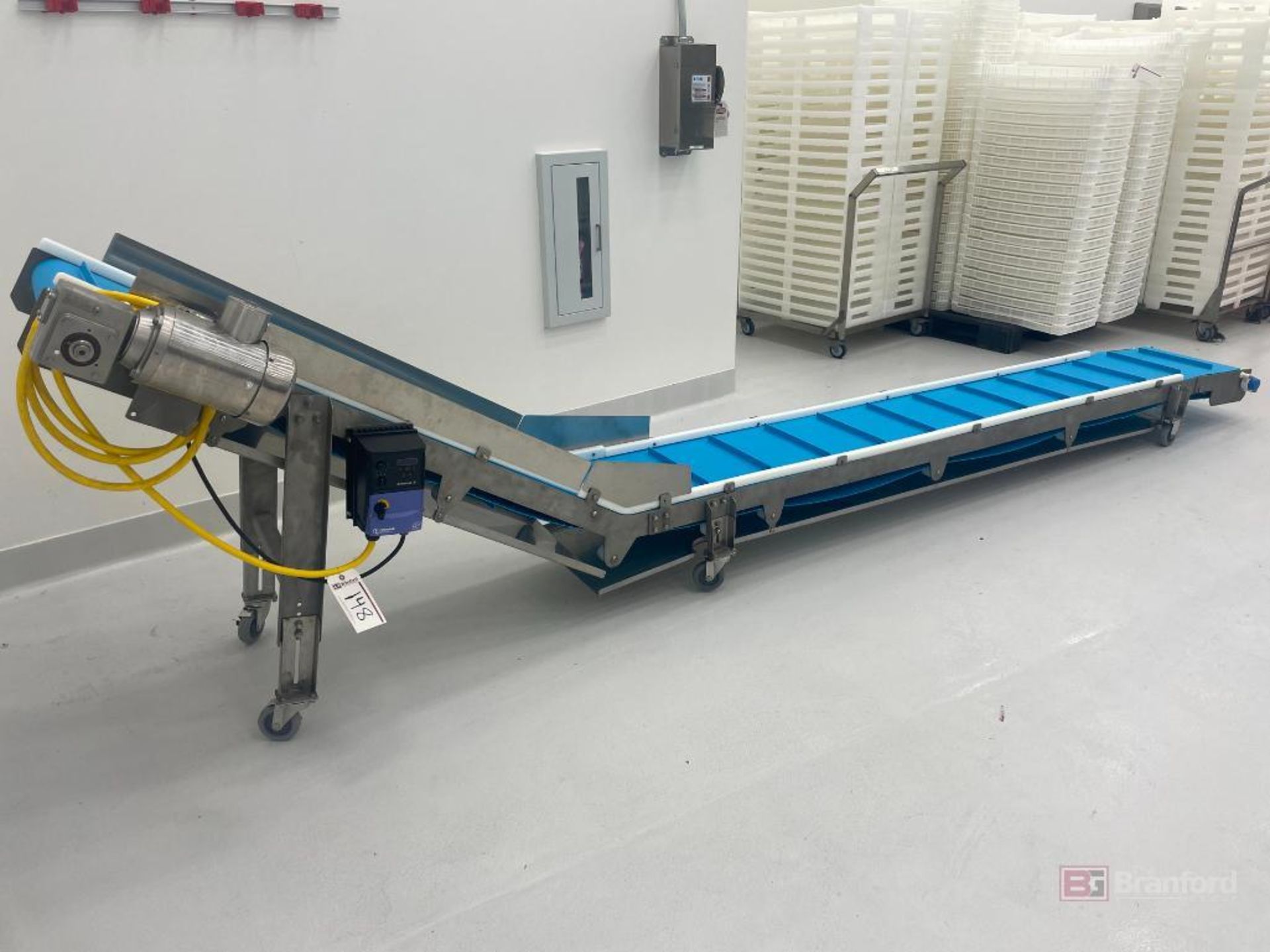 Portable Automatic cleated power conveyer w/ incline