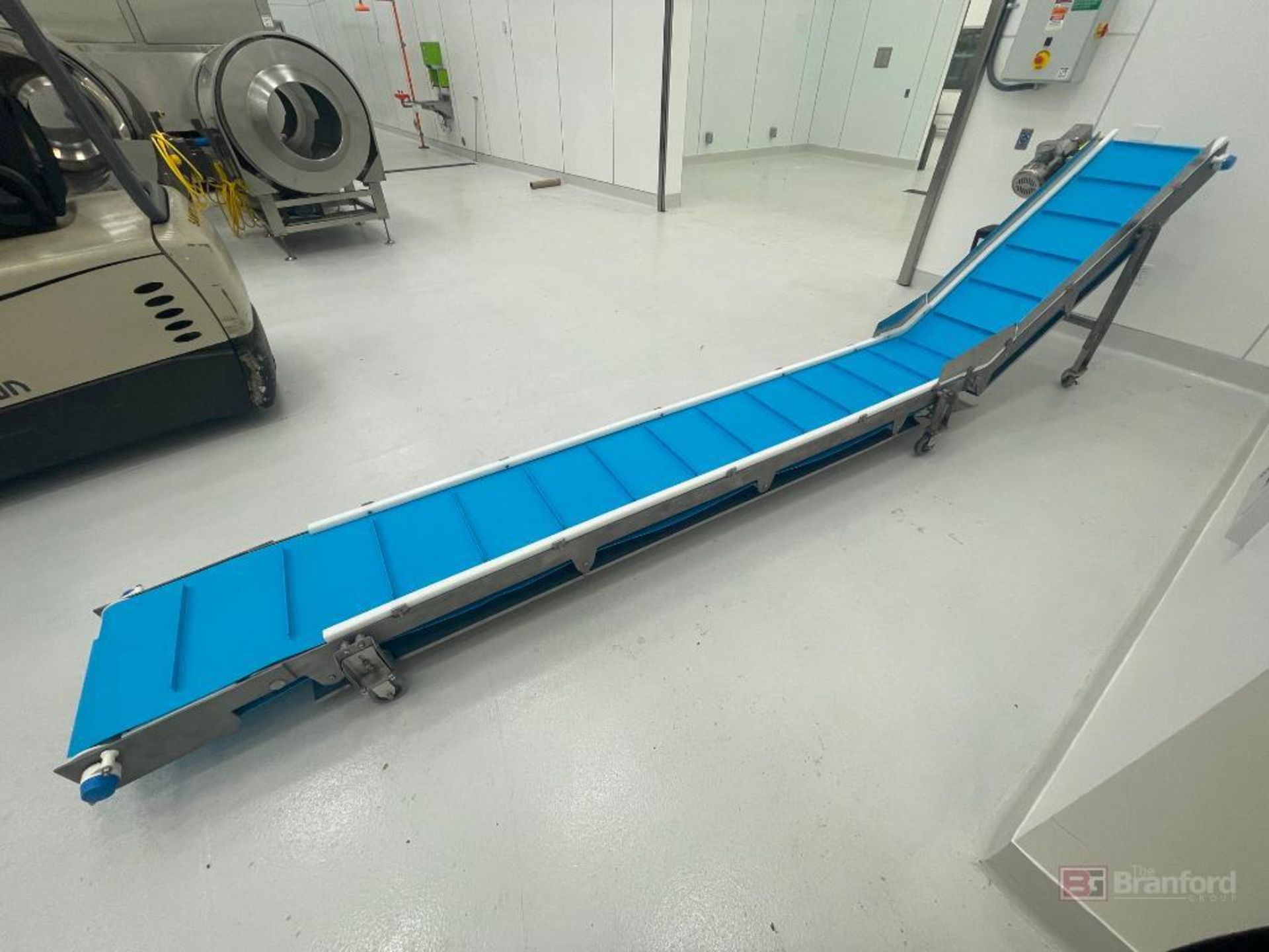 Portable Automatic cleated power conveyer w/ incline - Image 3 of 5