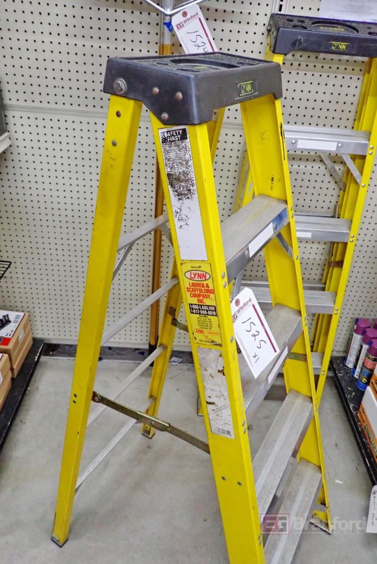(1) Lynn 5-Step Fiberglass Folding Ladder