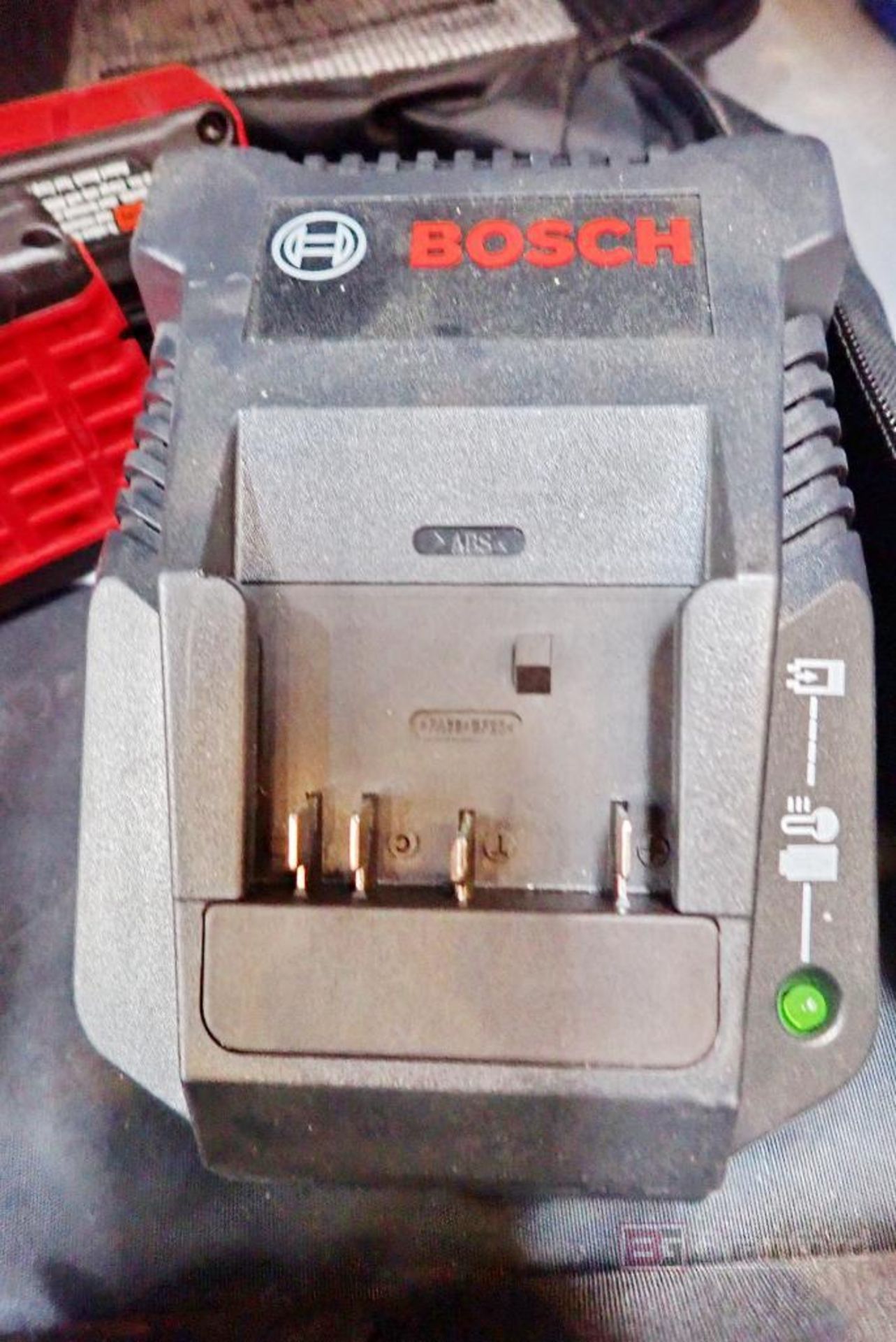(2) Bosch 18V 2.0Ah Batteries w/ Charger & Case - Bild 4 aus 4