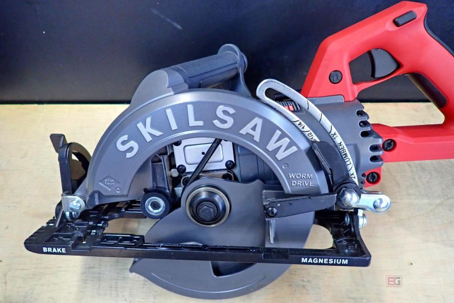 SKILSAW SPTH77 M-12 Cordless Worm Drive 7-1/4" Saw - Image 5 of 10