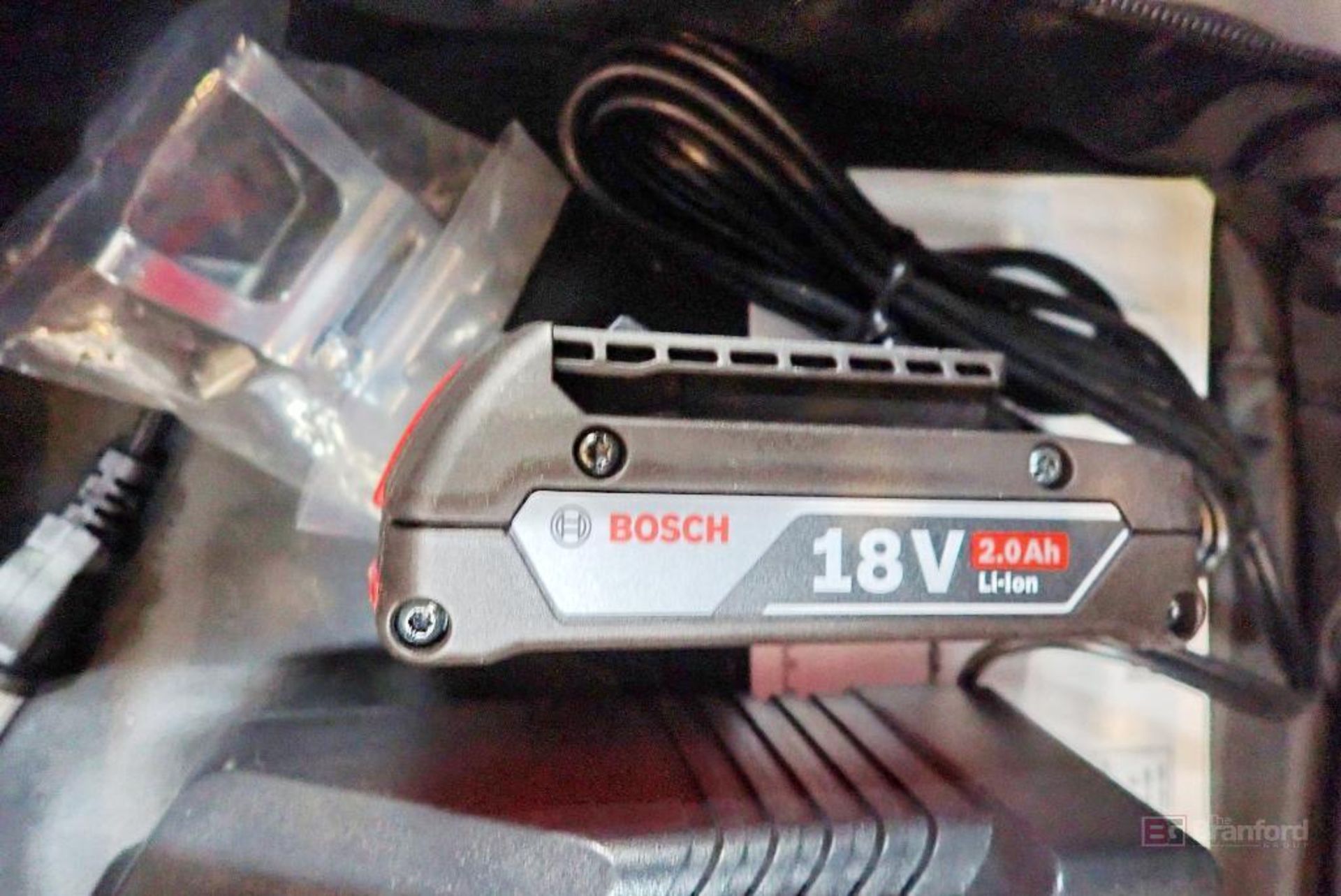 (2) Bosch 18V 2.0Ah Batteries w/ Charger & Case - Bild 2 aus 4