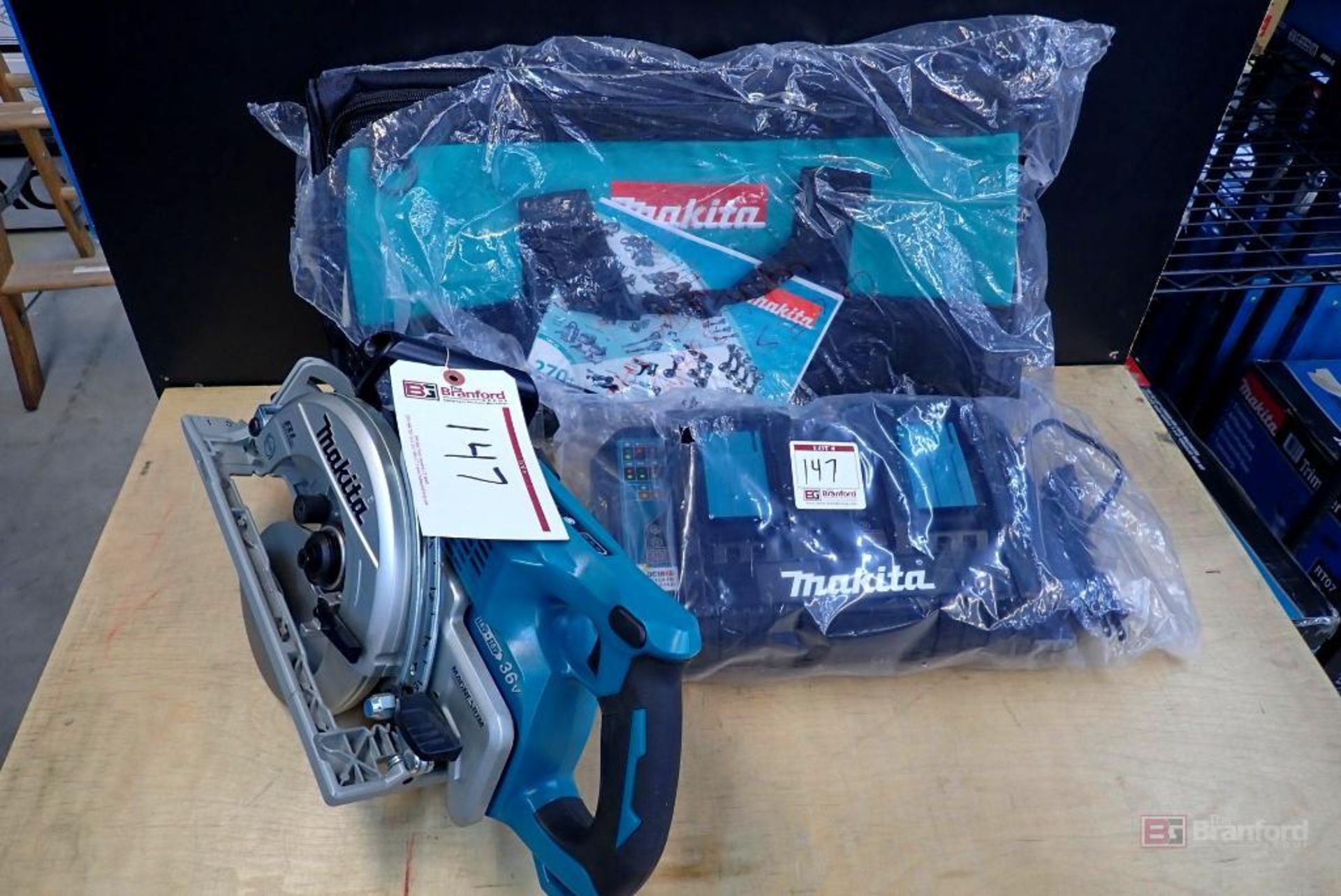 Makita XSR01 18V X2 LXT Lithium-Ion Brushless Cordless Rear Handle 7-1/4" Circular - Image 2 of 6