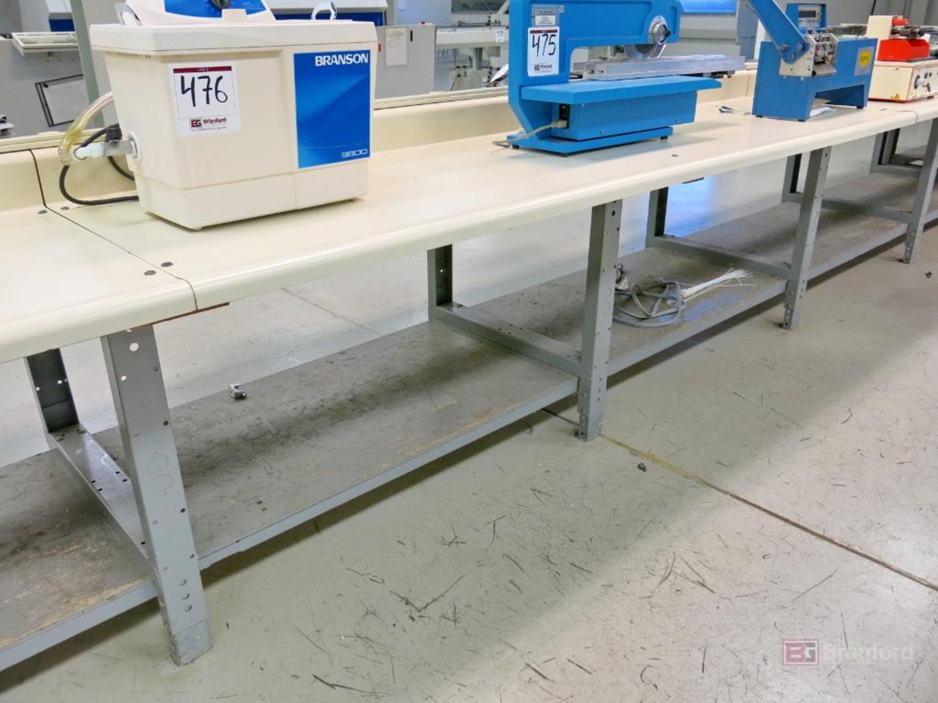 Approx. 40' Double Sided Assembly Work Bench - Bild 2 aus 3