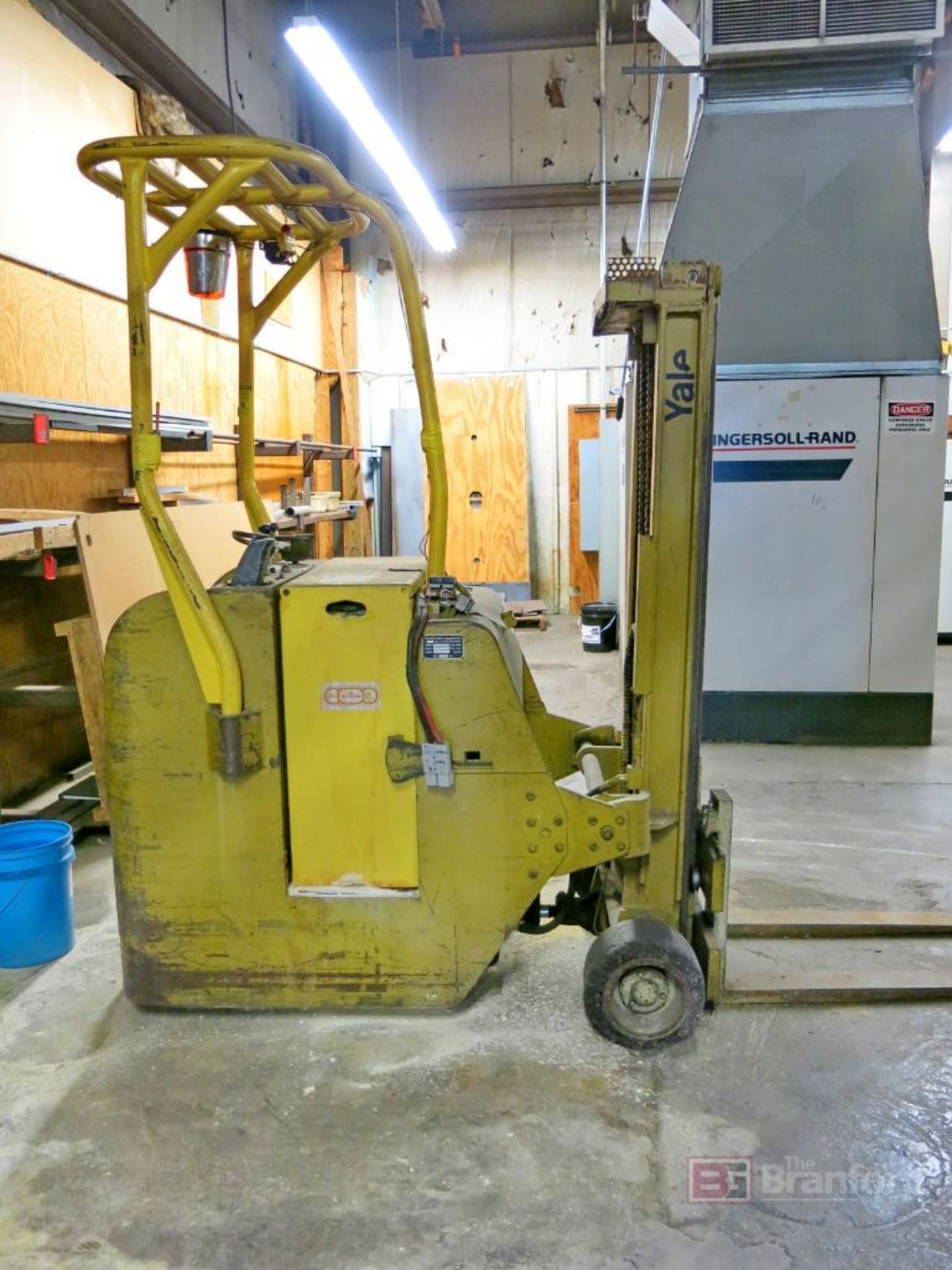 Yale Model ESC030G4T077 24V Electric 3000-Lb Cap. Stand Up Forklift - Image 2 of 5