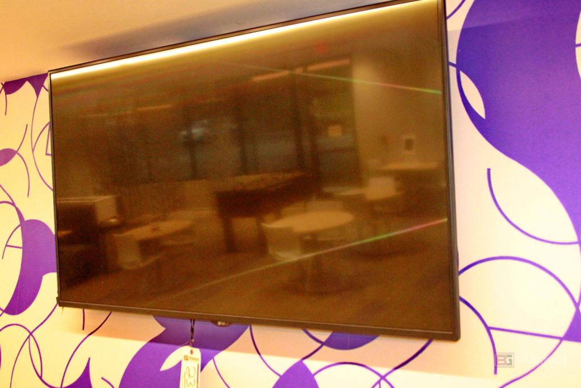 (3) LG Flatscreen TV’s & (2) Computer Stations - Bild 3 aus 4