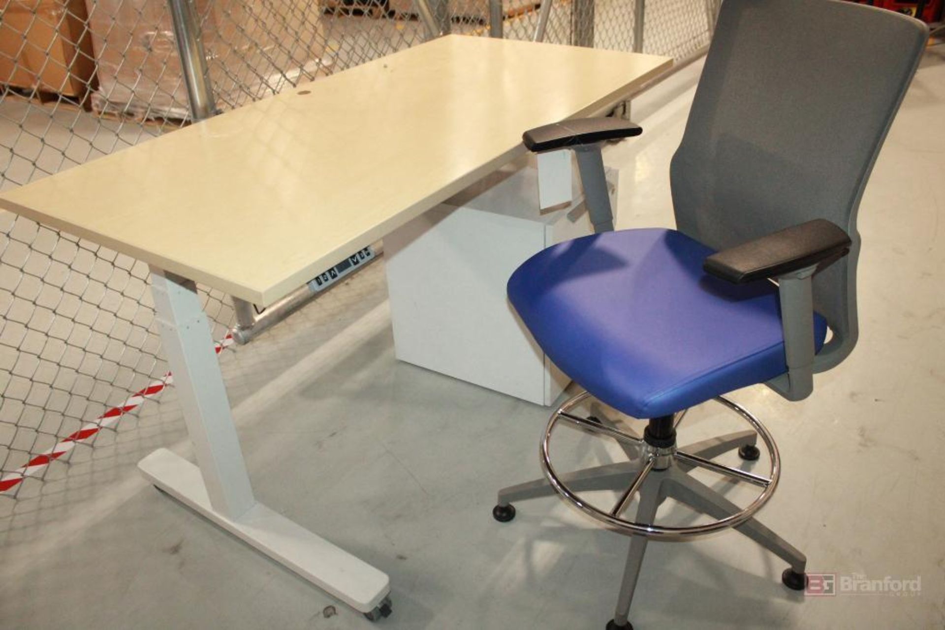 Teknion Adjustable Standing Desk - Bild 2 aus 2
