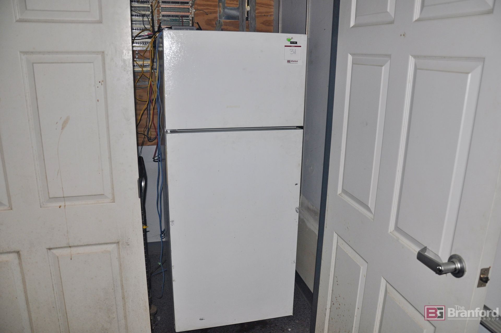 Refrigerator w/ top freezer