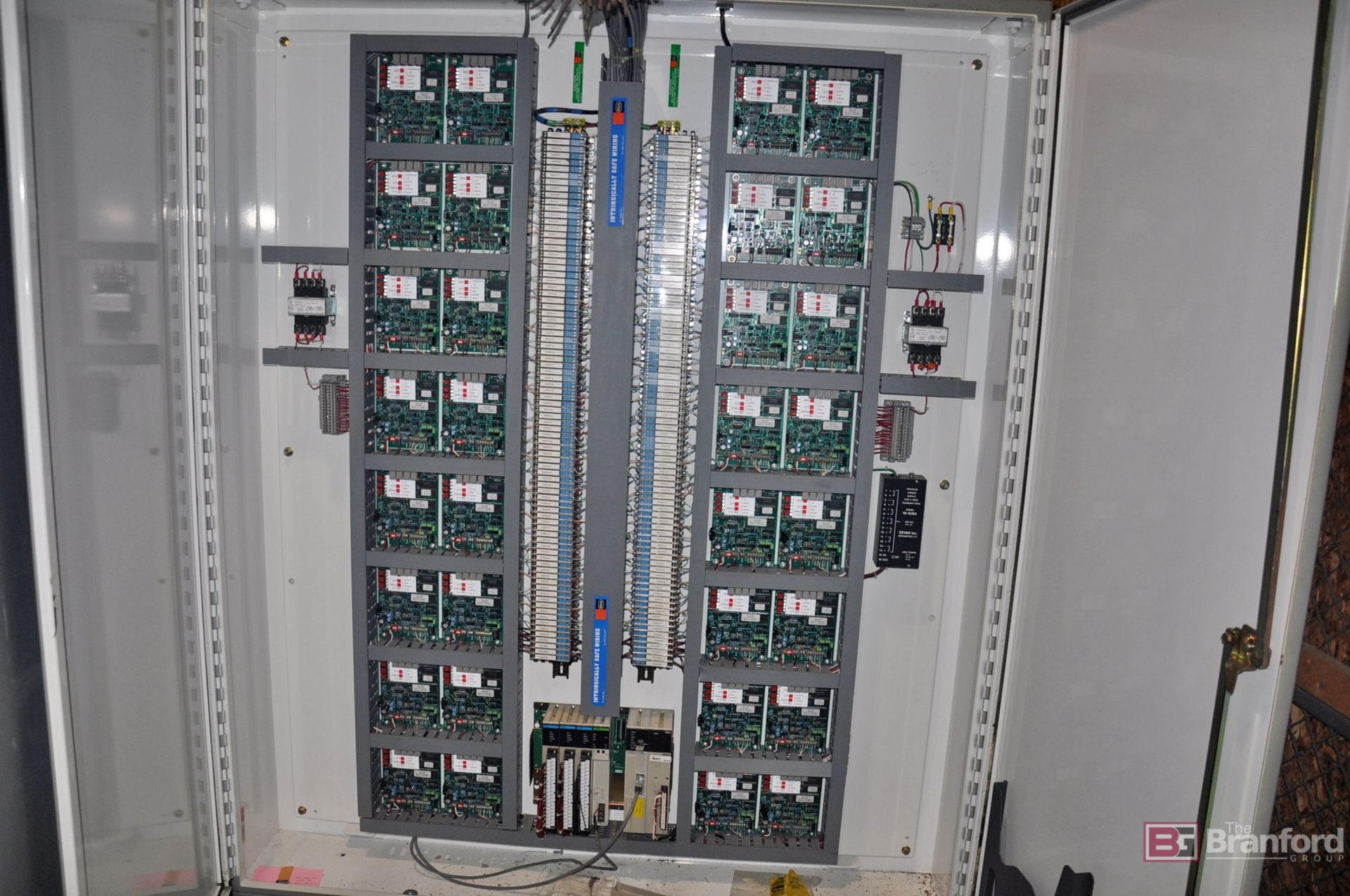 Electronics cabinet - Image 2 of 5