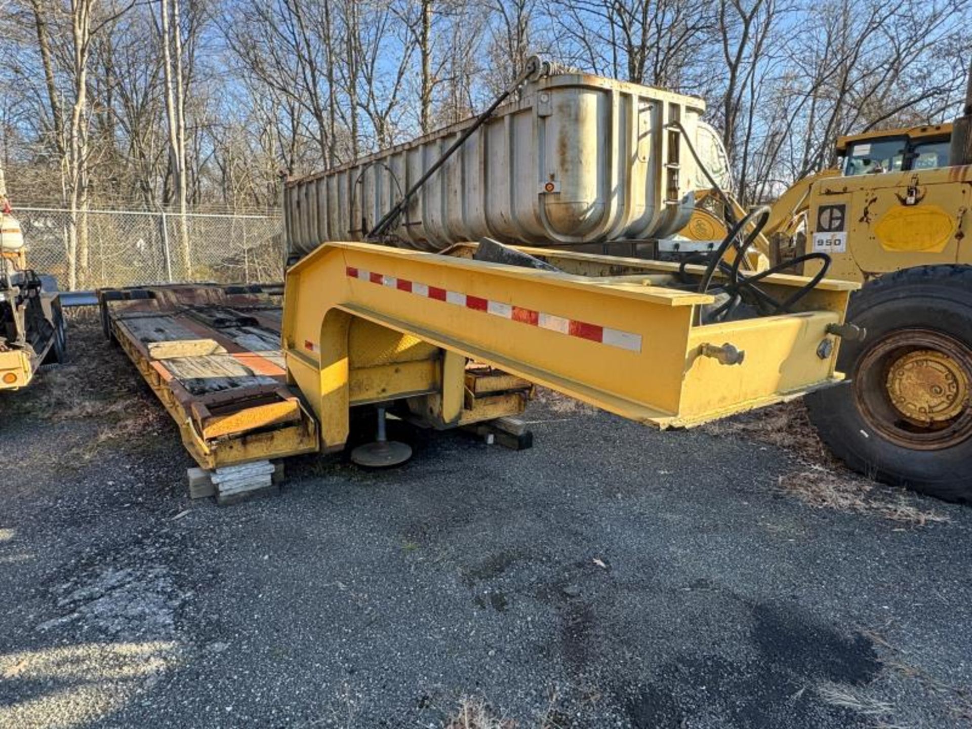 1986 HYSTER 76,320 GVWR Low Boy Trailer