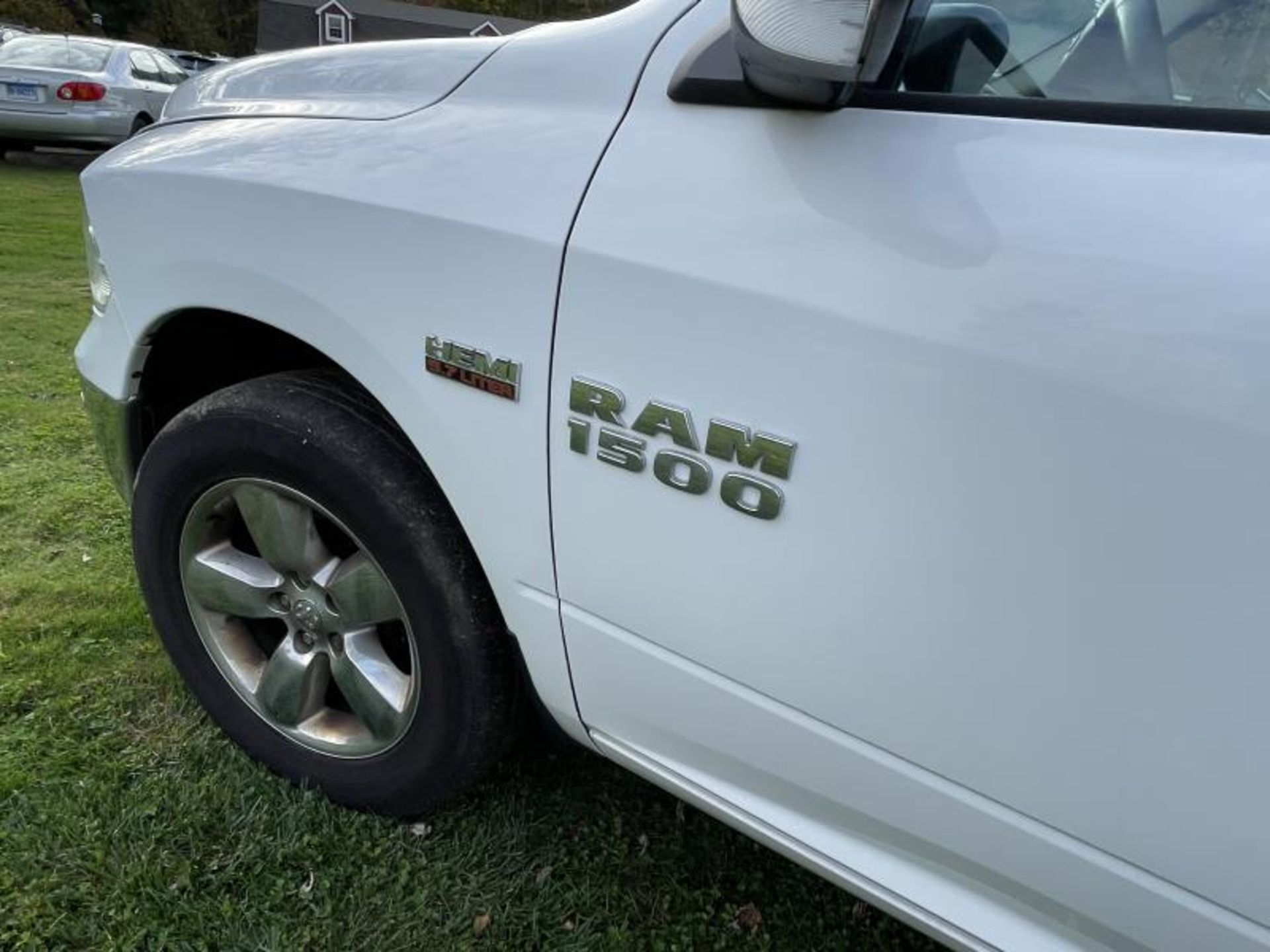2016 Dodge Ram 1500 Hemi 5.7 Liter 4-Door White T1 2016 Dodge Ram 1500 Hemi 5.7 Liter 4-Door White - Image 18 of 33