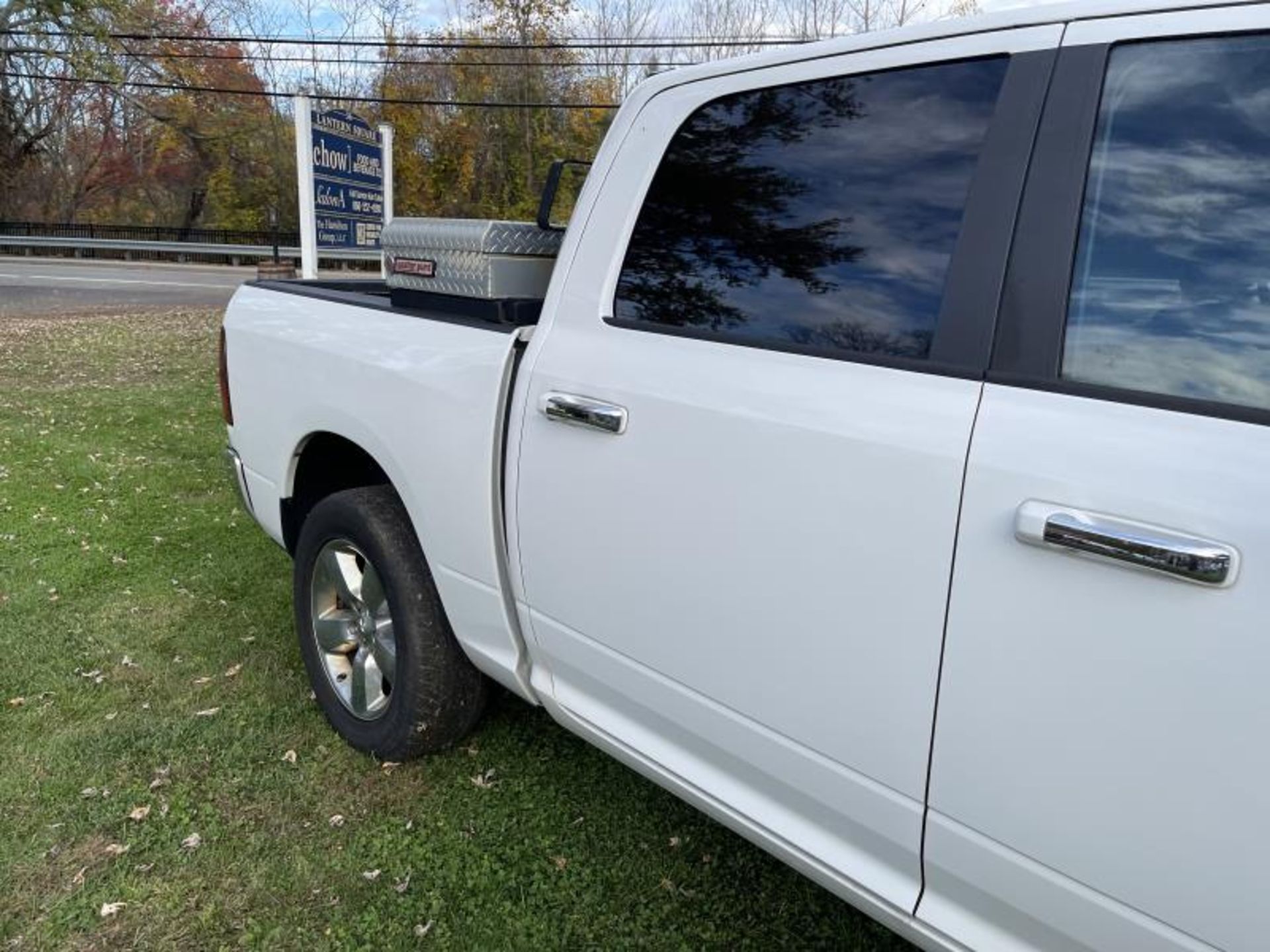 2016 Dodge Ram 1500 Hemi 5.7 Liter 4-Door White T1 2016 Dodge Ram 1500 Hemi 5.7 Liter 4-Door White - Image 8 of 33