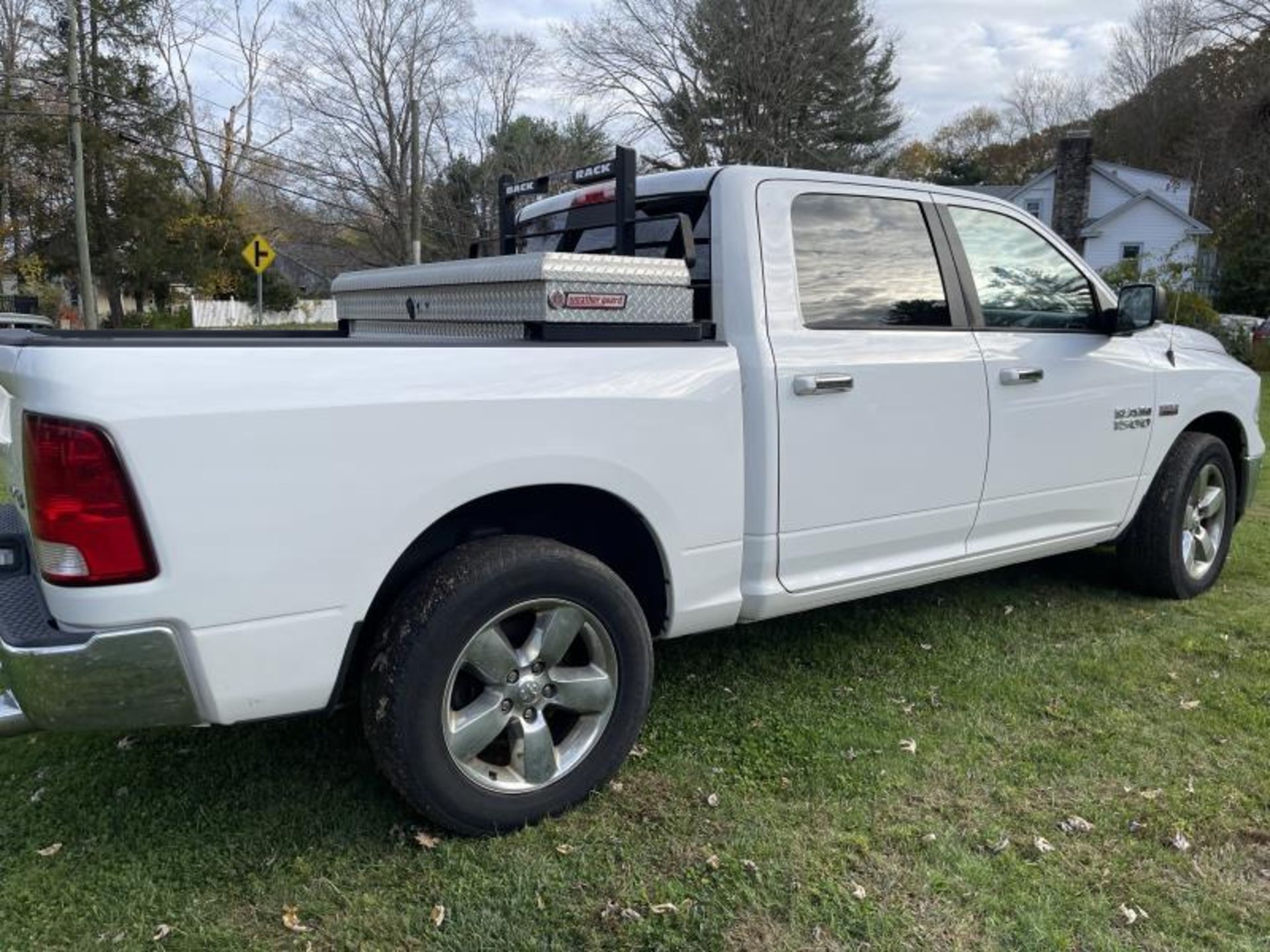 2016 Dodge Ram 1500 Hemi 5.7 Liter 4-Door White T1 2016 Dodge Ram 1500 Hemi 5.7 Liter 4-Door White - Image 10 of 33