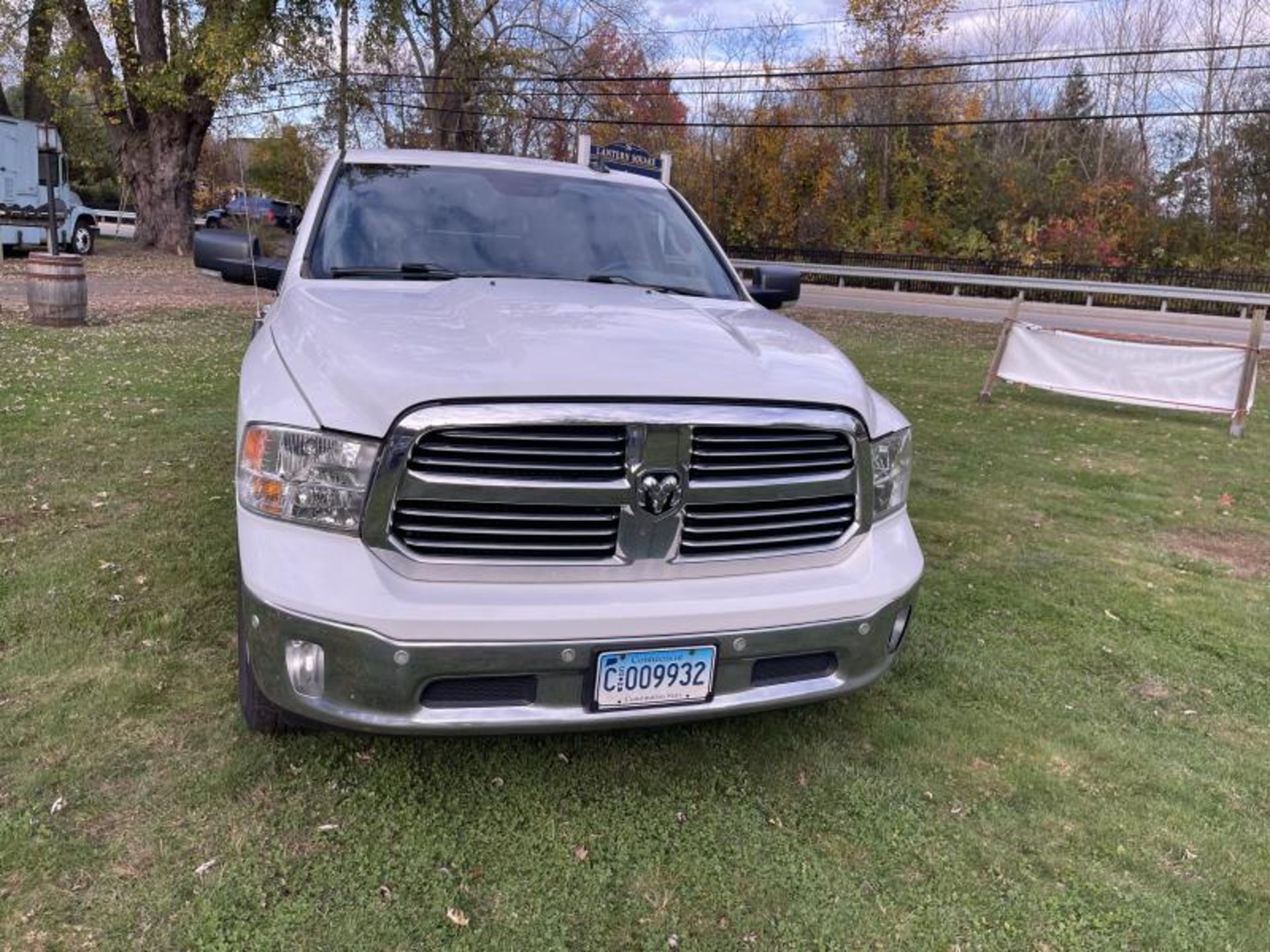 2016 Dodge Ram 1500 Hemi 5.7 Liter 4-Door White T1 2016 Dodge Ram 1500 Hemi 5.7 Liter 4-Door White - Image 4 of 33