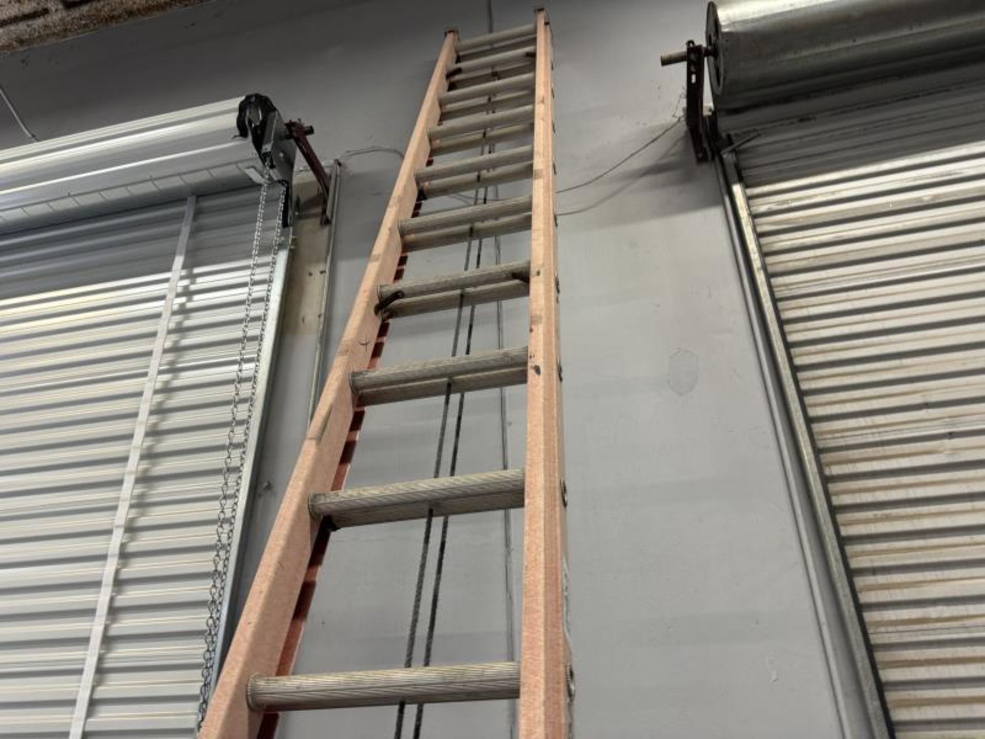 Louisville Fiberglass Extension Ladder 32' - Image 4 of 5