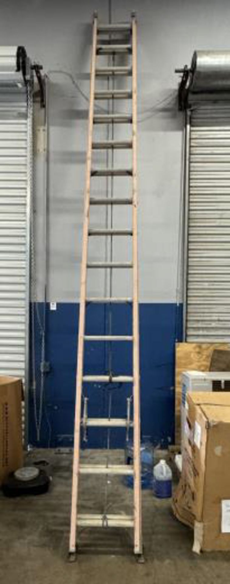 Louisville Fiberglass Extension Ladder 32'