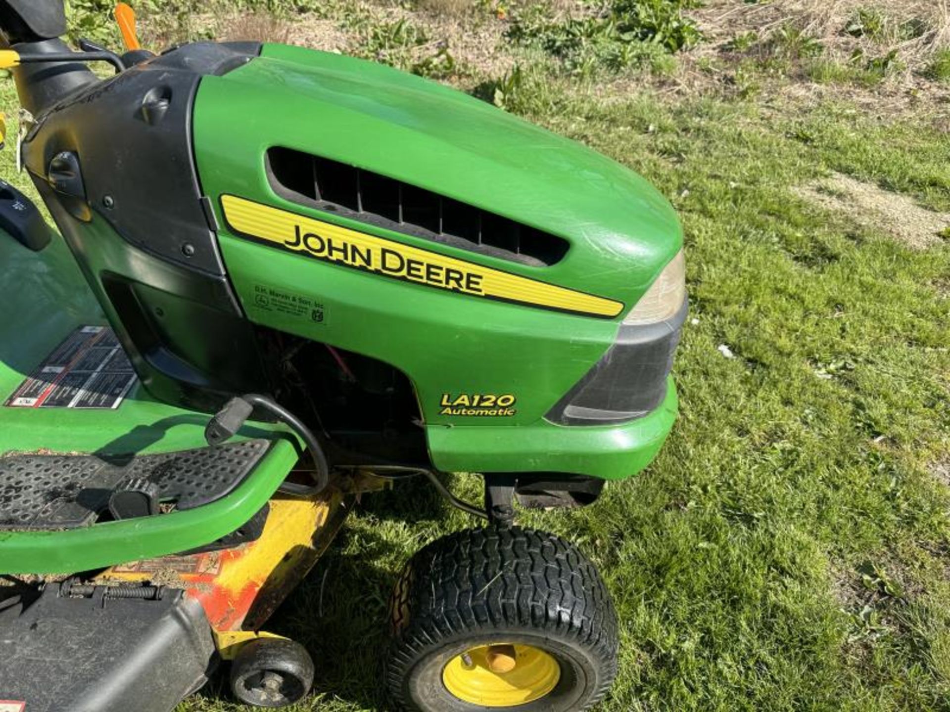 John Deere LA120 Automatic Lawn Tractor - Image 2 of 8