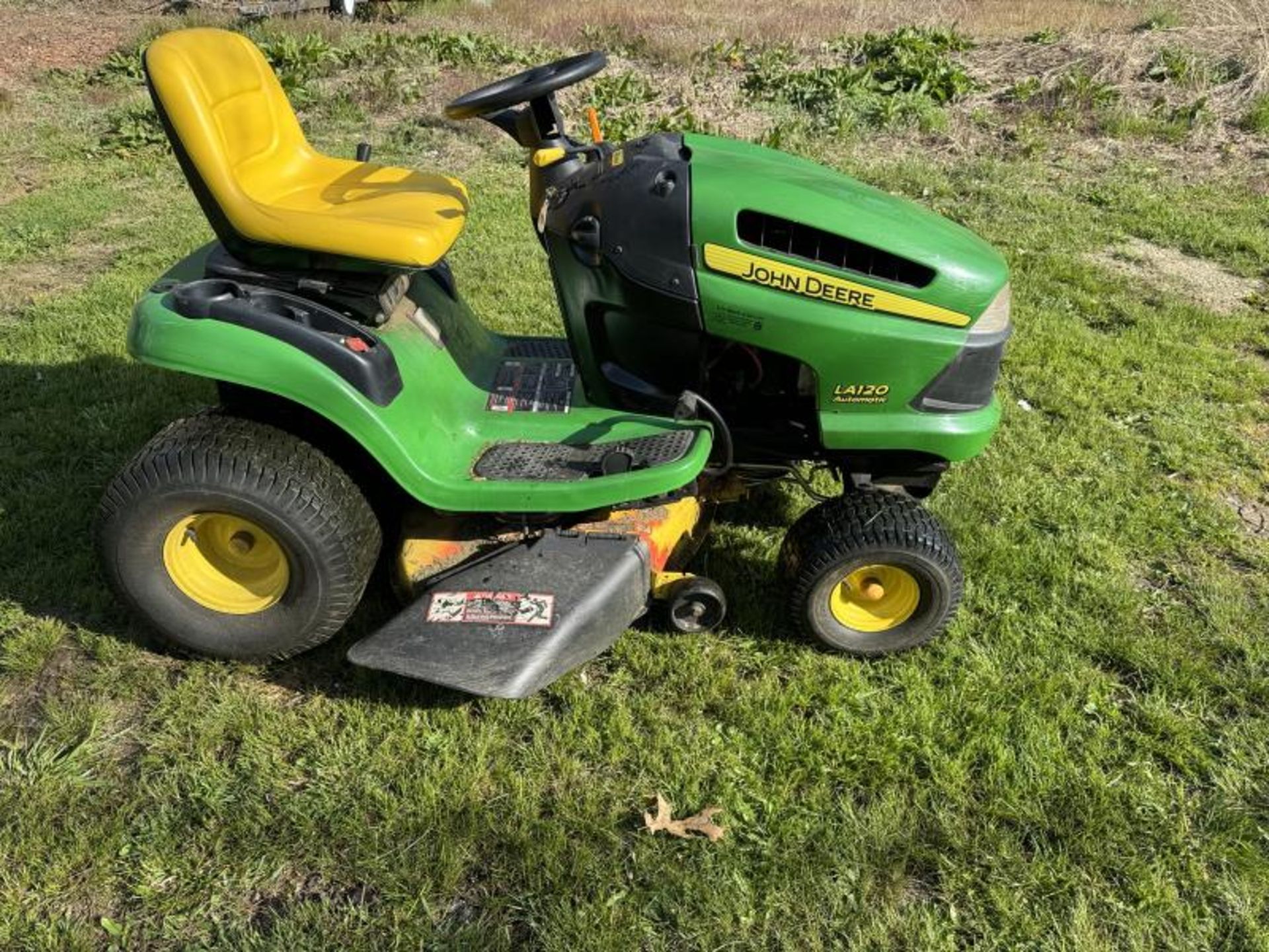 John Deere LA120 Automatic Lawn Tractor