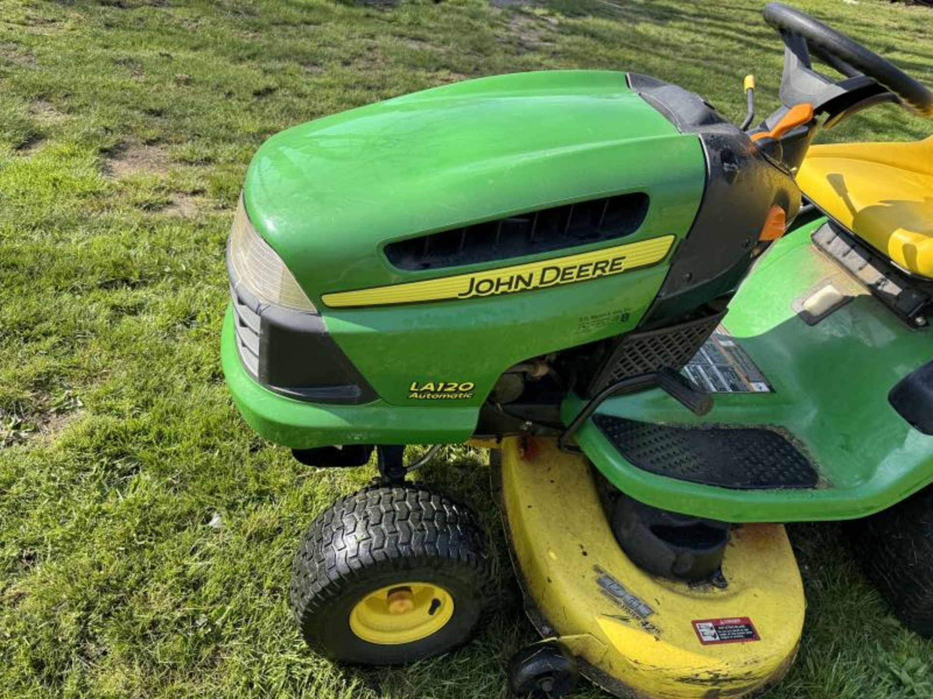 John Deere LA120 Automatic Lawn Tractor - Image 5 of 8