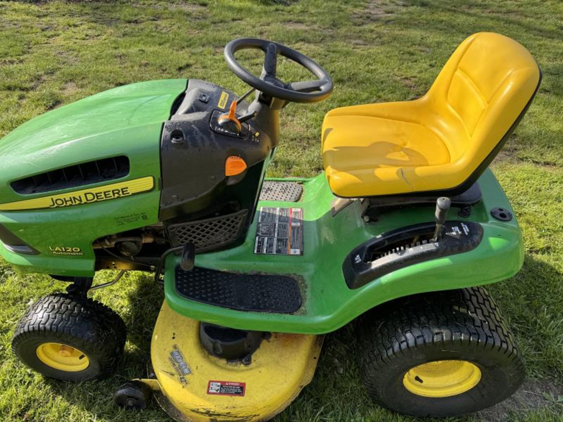 John Deere LA120 Automatic Lawn Tractor - Image 6 of 8