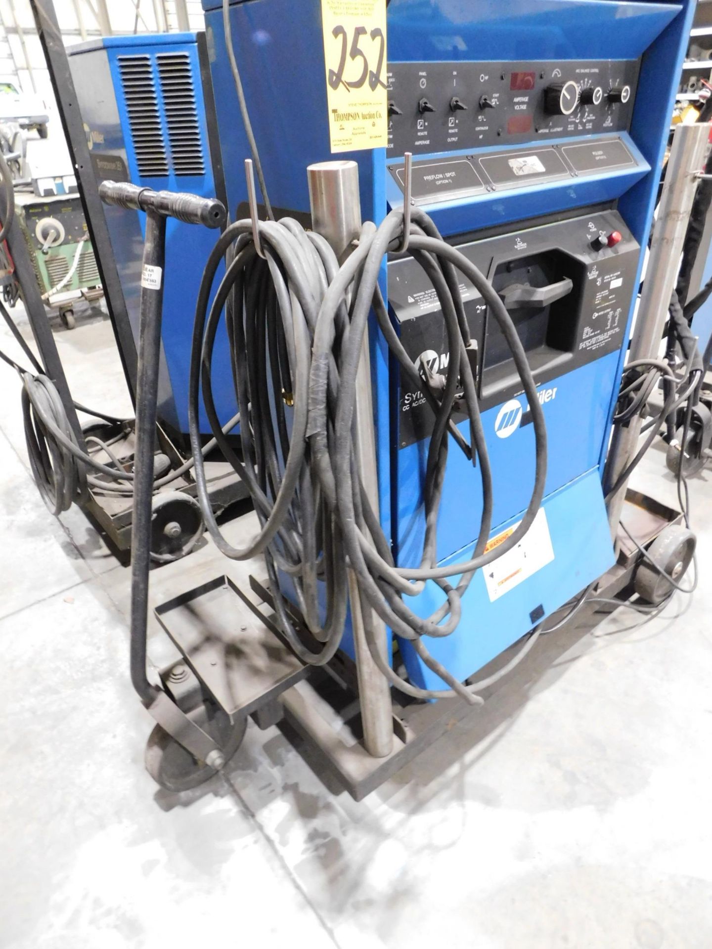 Miller Synchrowave 351 Tig Welder, s/n KJ062359, Chiller, Tig Gun, Foot Pedal Control, 230/460/1/60 - Bild 3 aus 7