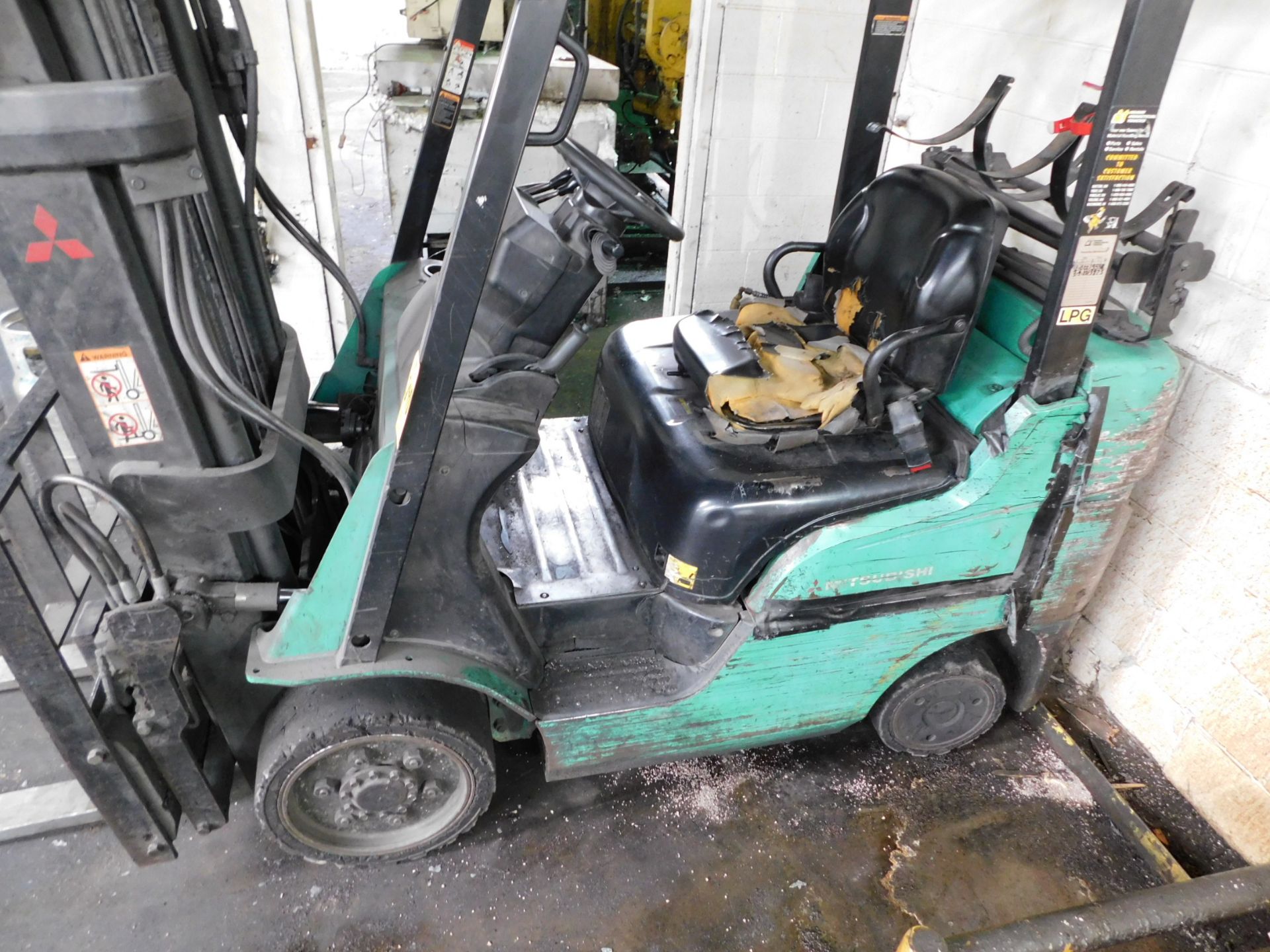 Mitsubishi Model FCG25N Forklift, s/n AF82F00638, 4,750 Lb. Capacity, LP, 3-Stage Mast, Side - Image 2 of 7