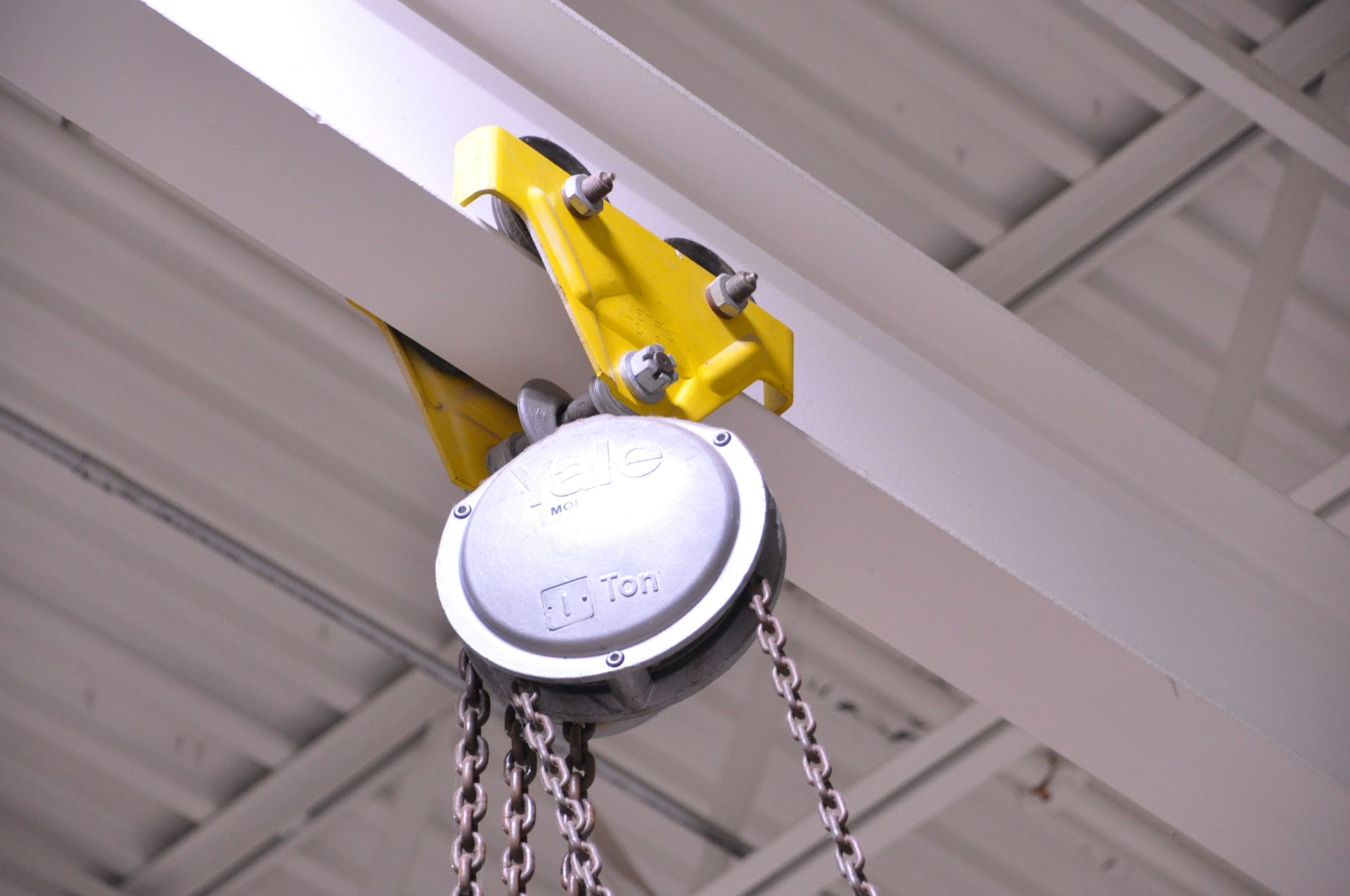 Yale 1-Ton Chain Fall Hoist with Trolley - Image 2 of 3