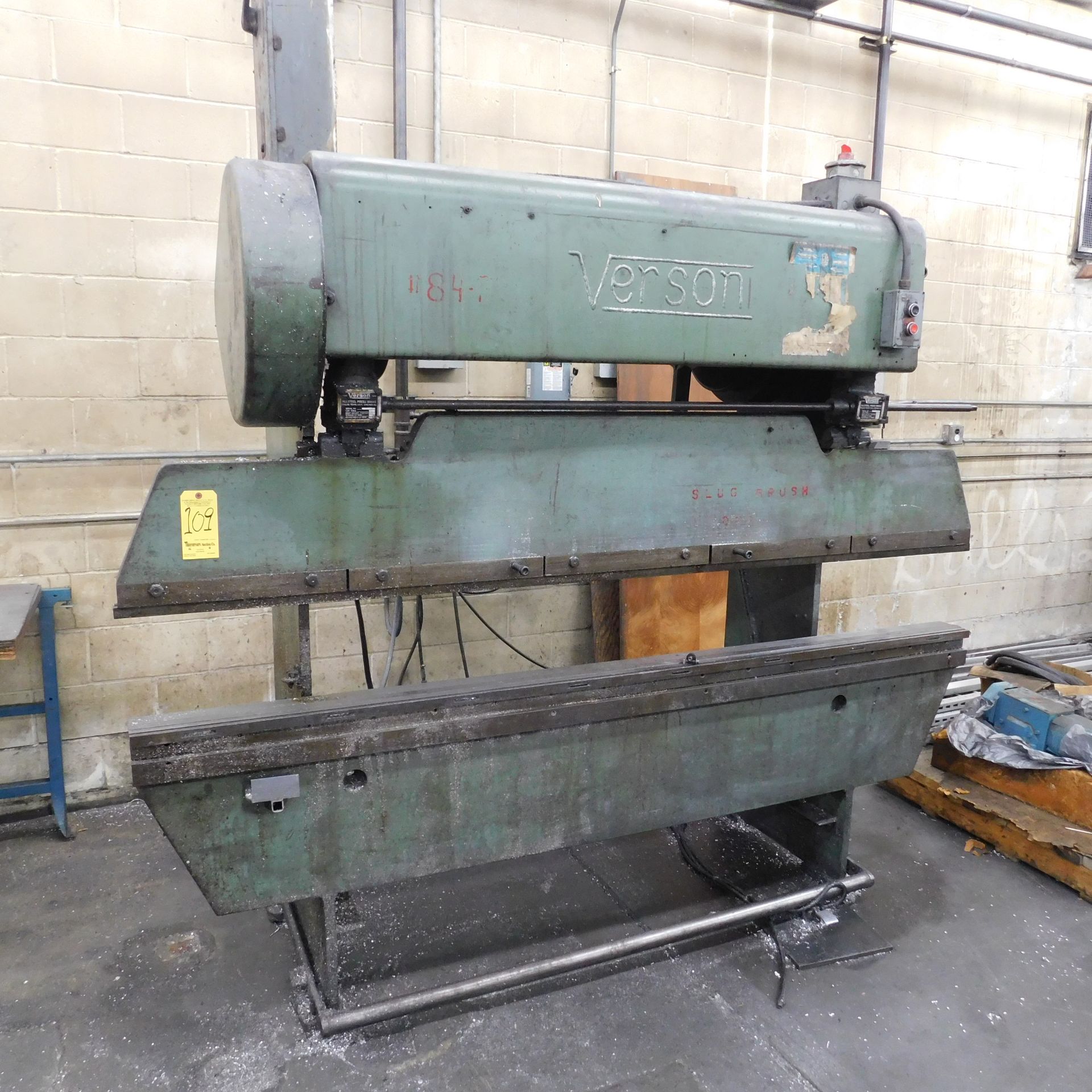 Verson 25 Ton Press Brake, s/n 15940-1062, 8' Overall, 62" Between the Housings, 2" Stroke, 12" Shut