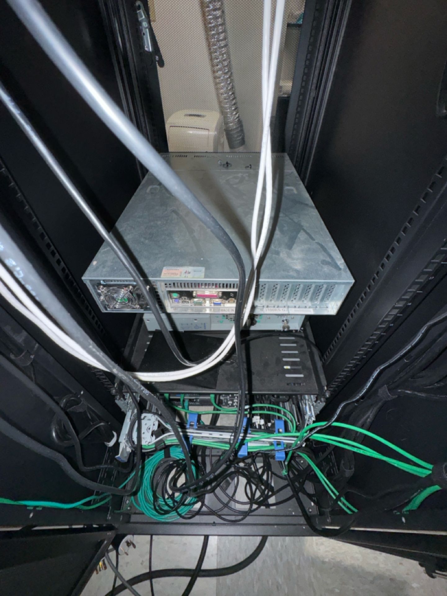 APC IT Tower Rack w/ Contents - Image 18 of 18
