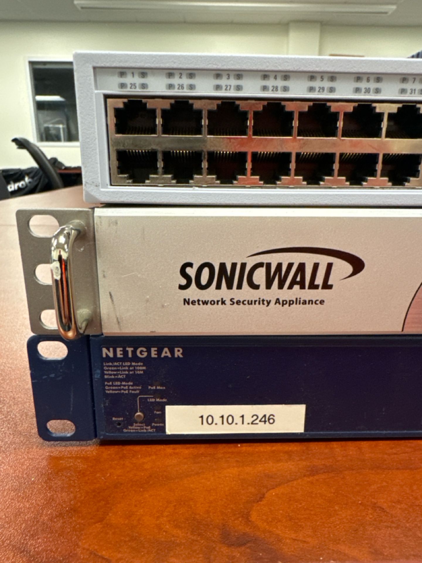 TUV Network Switch, (2) Netgear Network Switches, & Sonicwall Network Switch Boards - Bild 4 aus 6