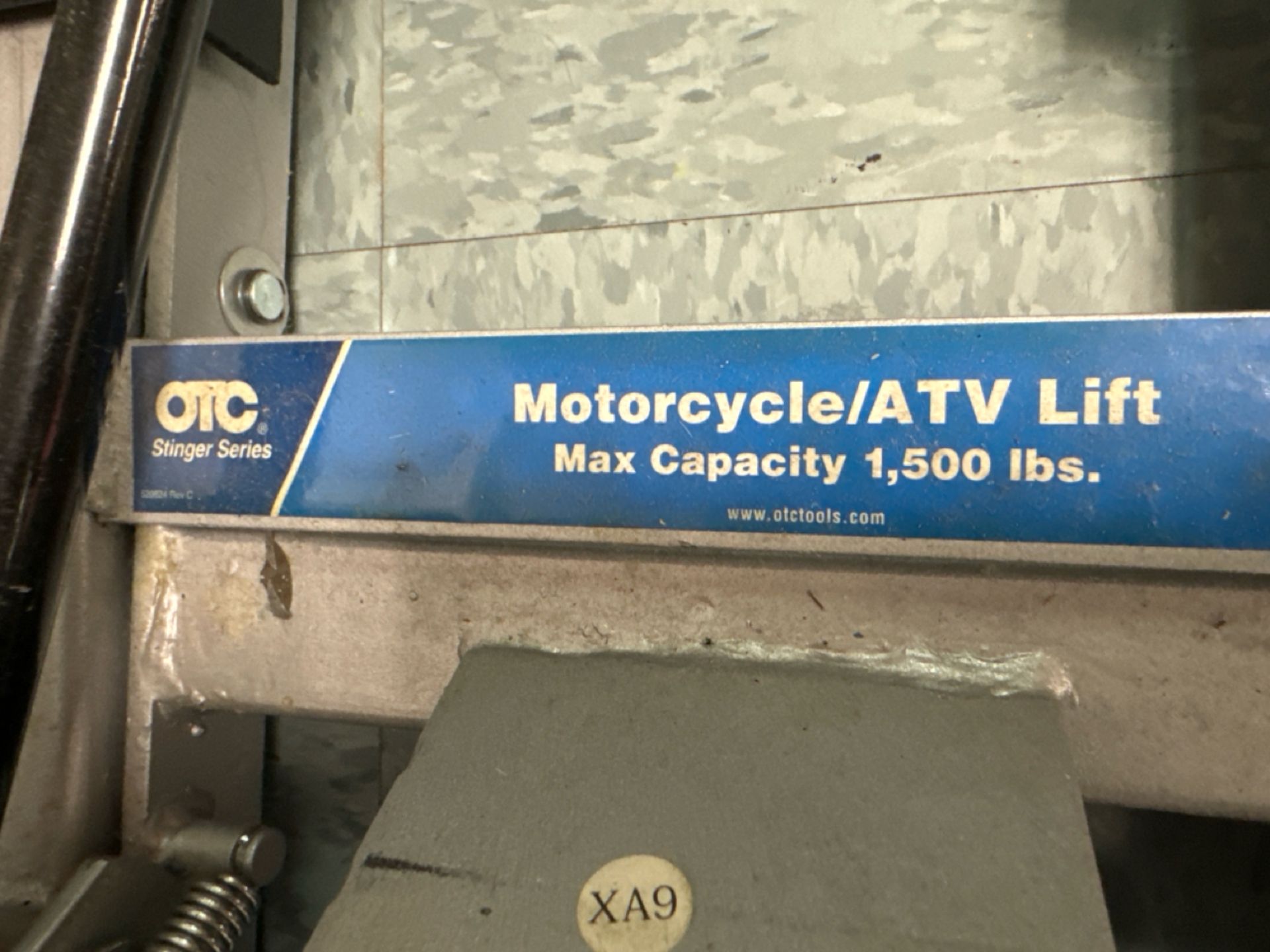 OTC Motorcycle/ATV Lift - Image 3 of 3