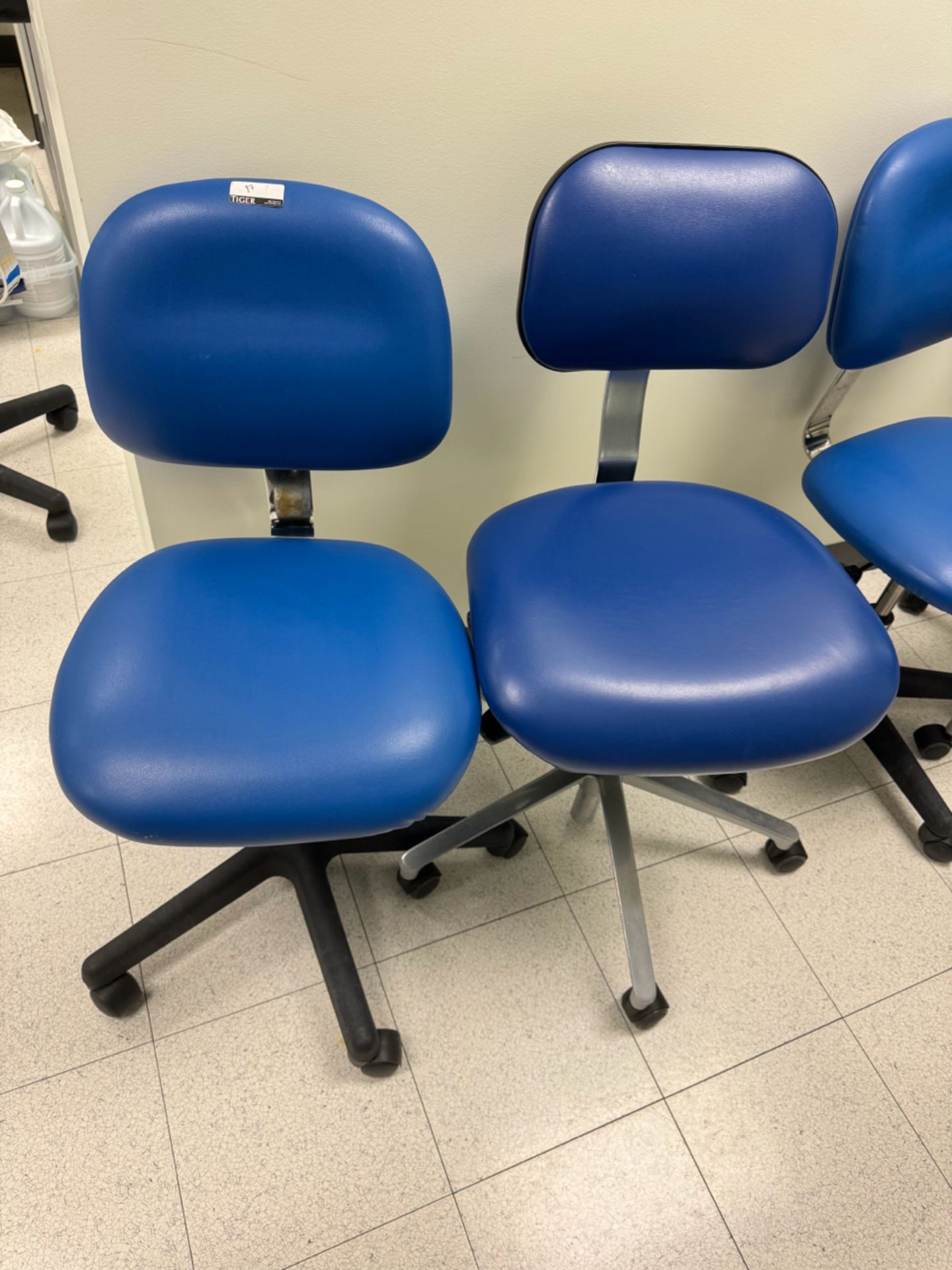Rolling Lab Chairs - Image 2 of 3